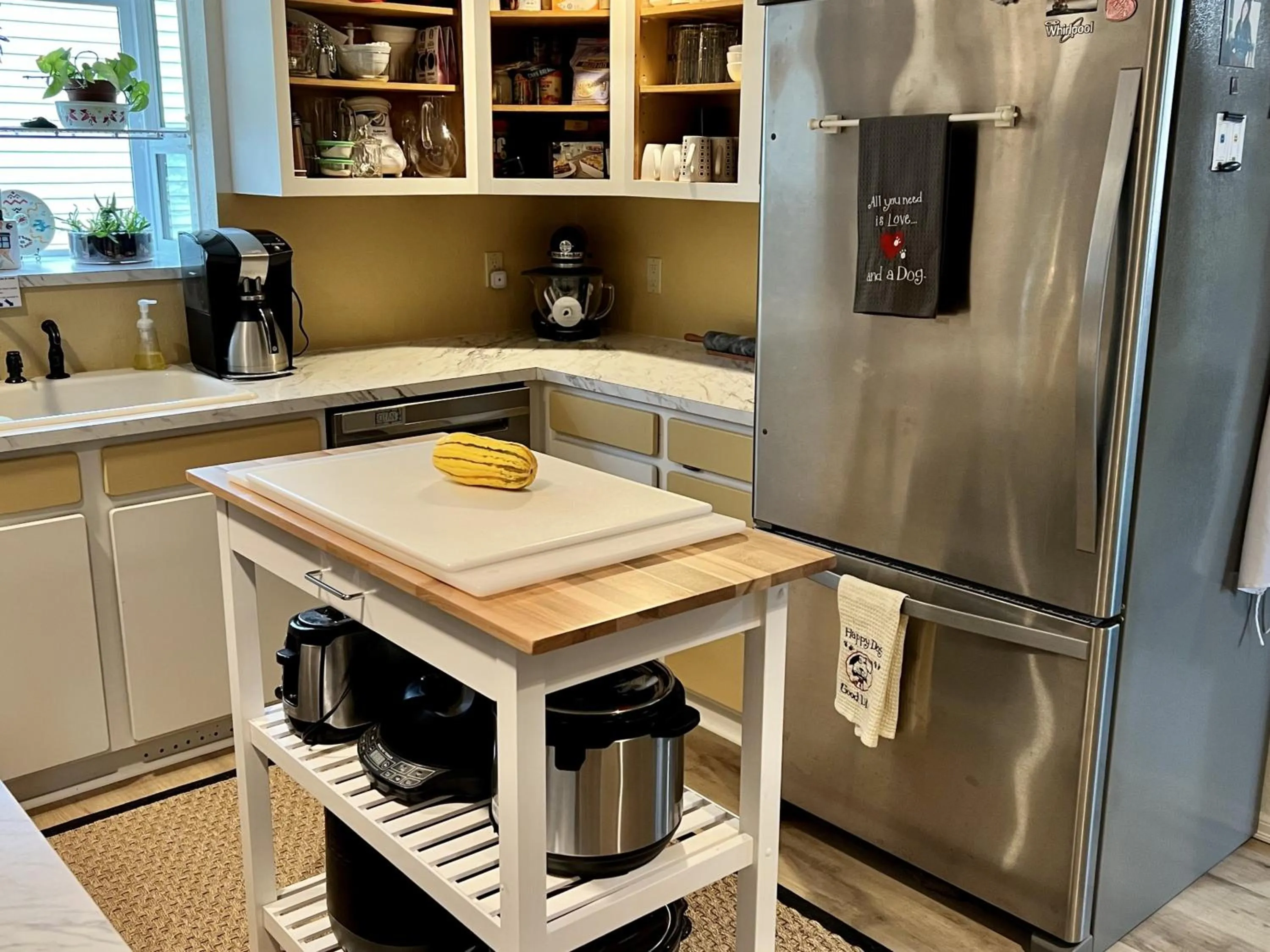 Communal kitchen in Leah's Homestay in Hoquiam