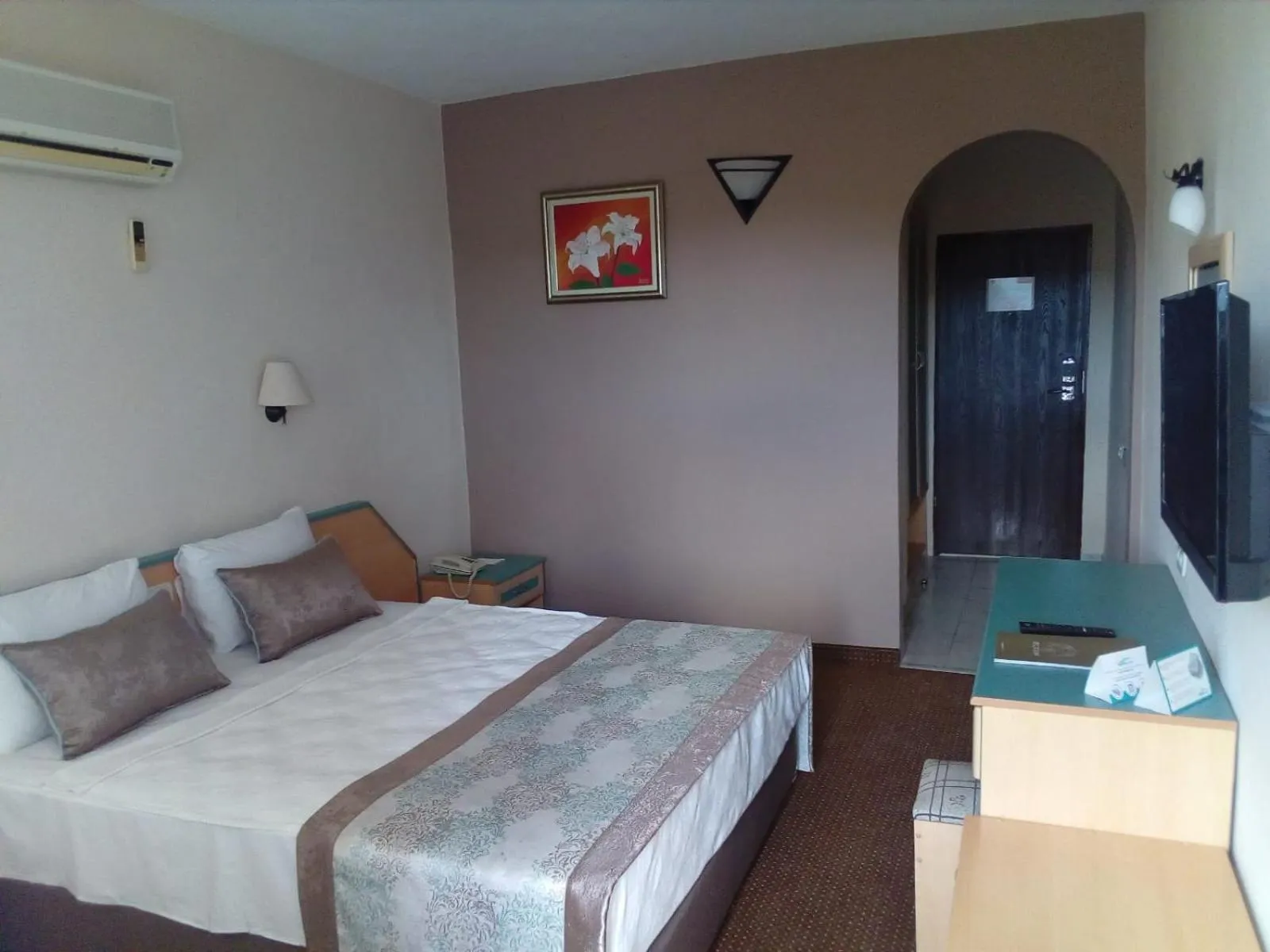 Photo of the whole room, Bed in Selcukhan Hotel