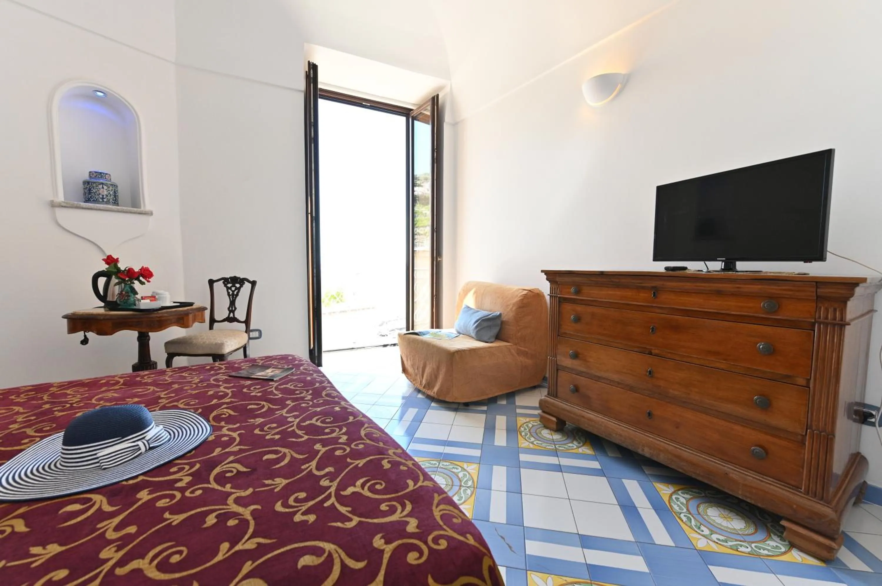 Photo of the whole room, Bed in Hotel Croce Di Amalfi