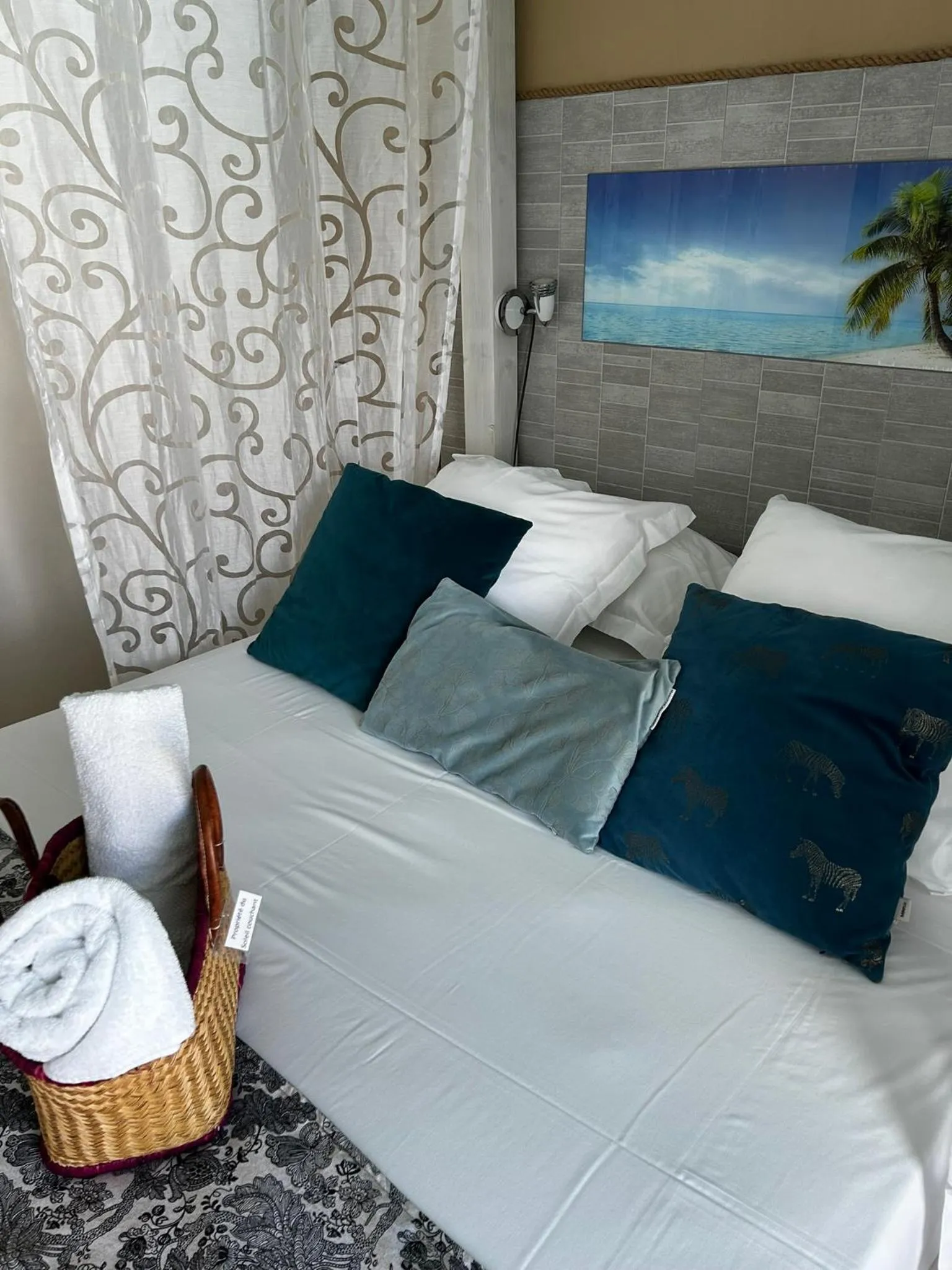 Bed in Hôtel Le Soleil Couchant