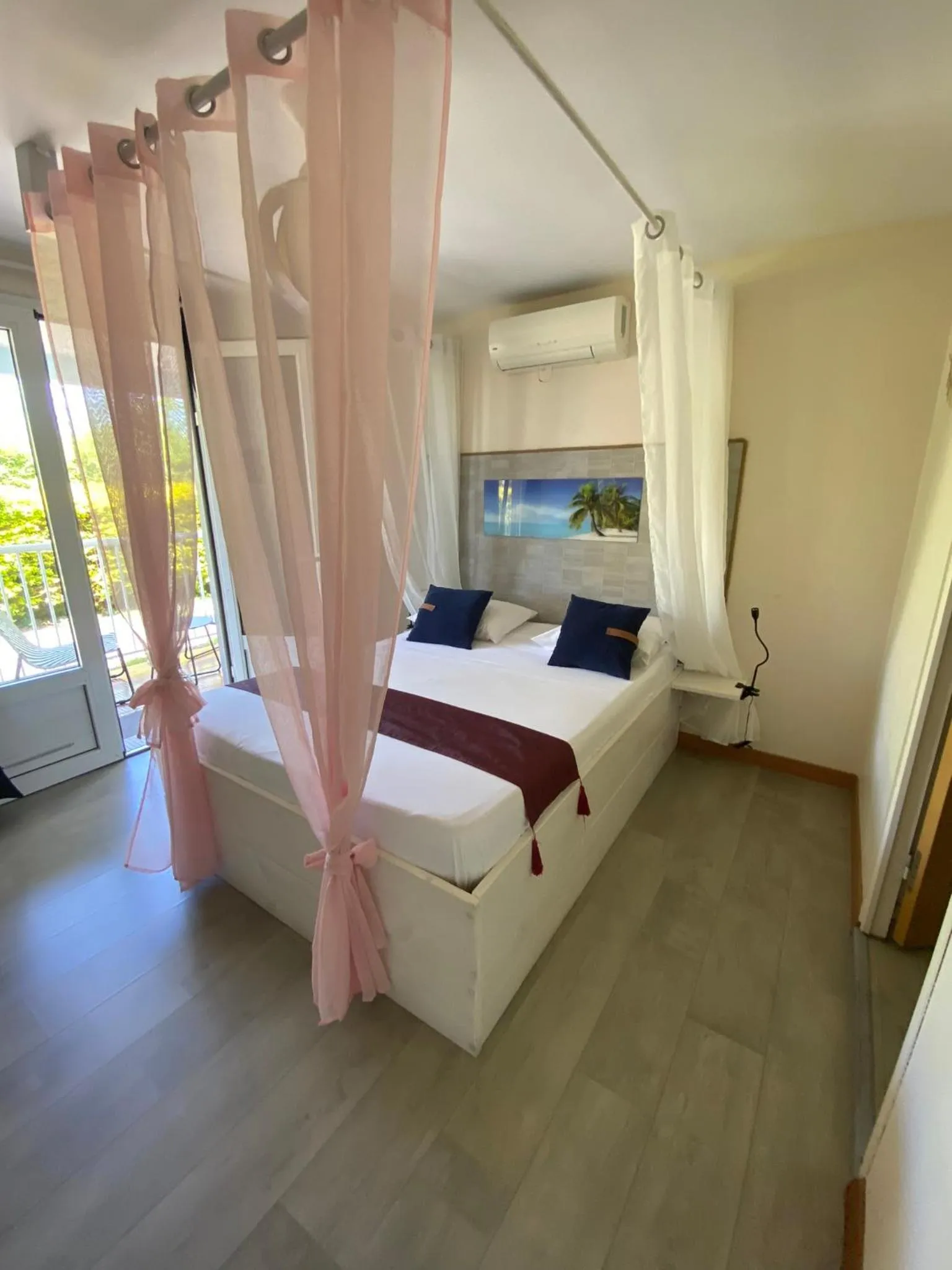 Bed in Hôtel Le Soleil Couchant