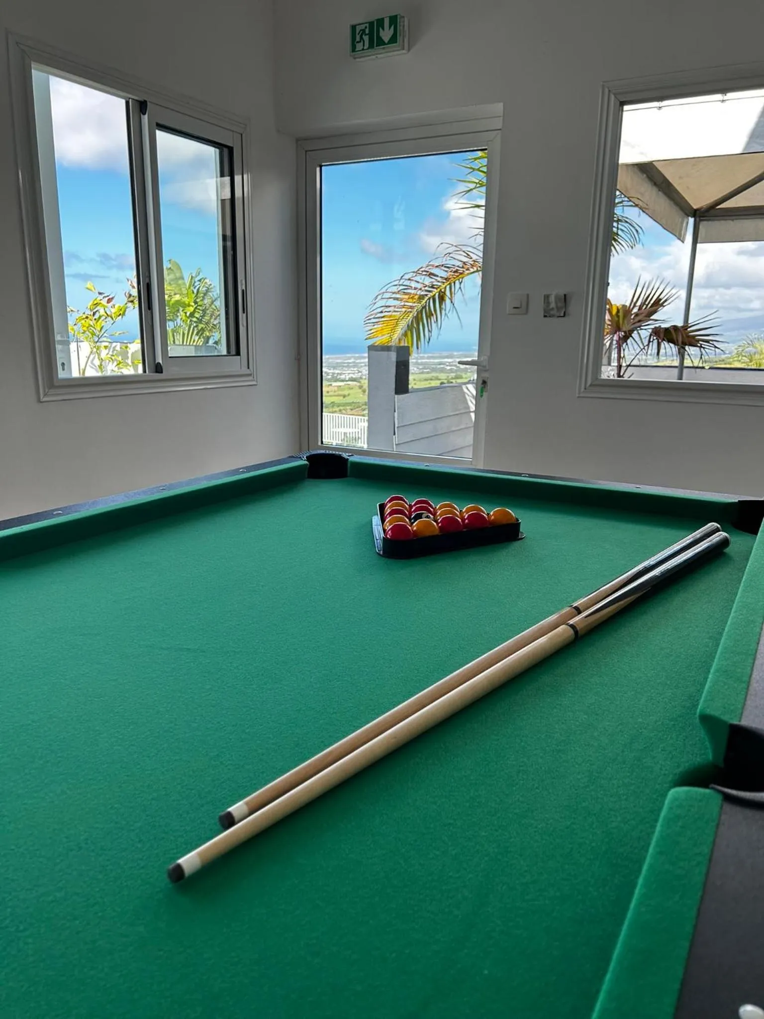 Billiard in Hôtel Le Soleil Couchant