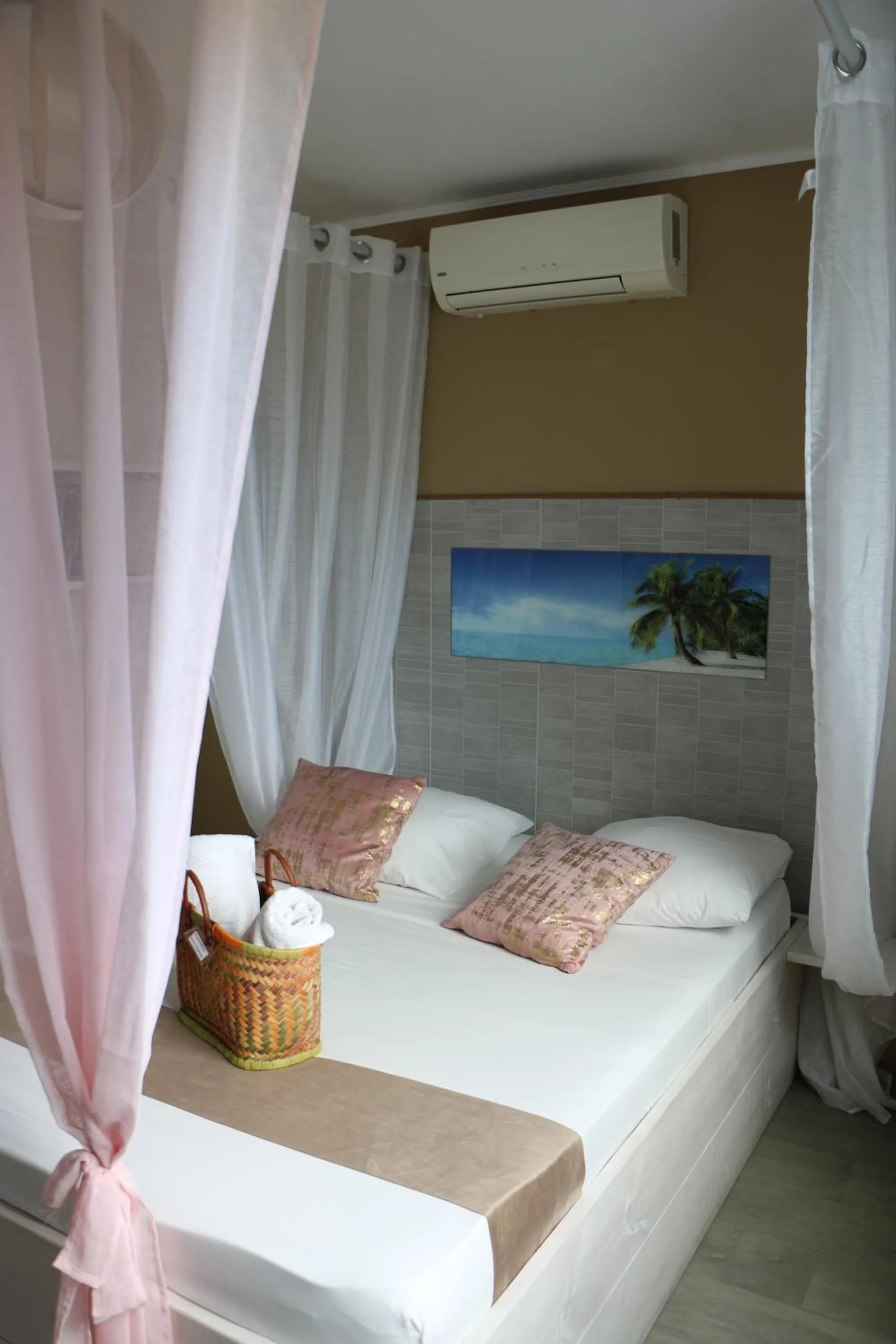 Bed in Hôtel Le Soleil Couchant