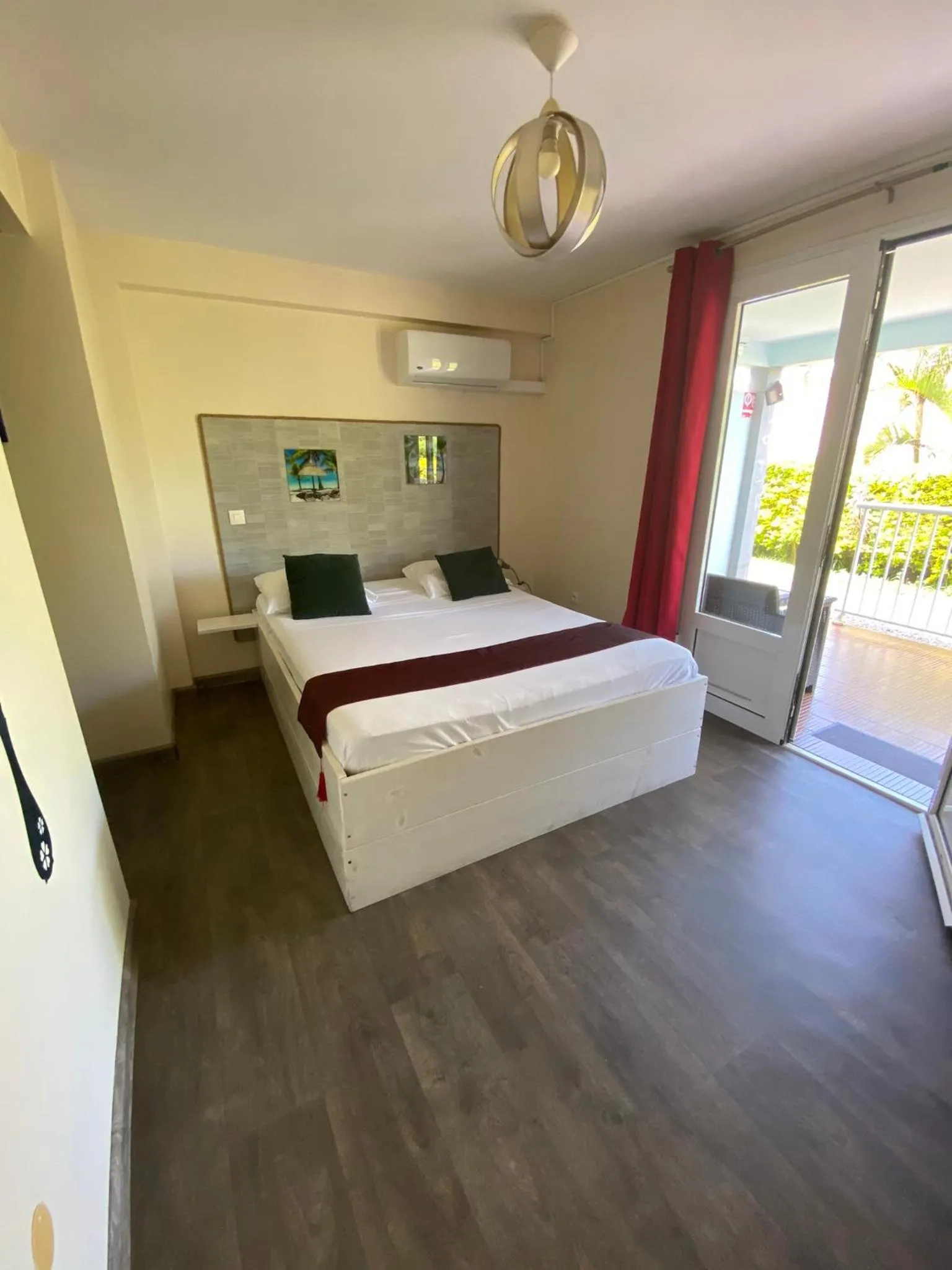 Bed in Hôtel Le Soleil Couchant