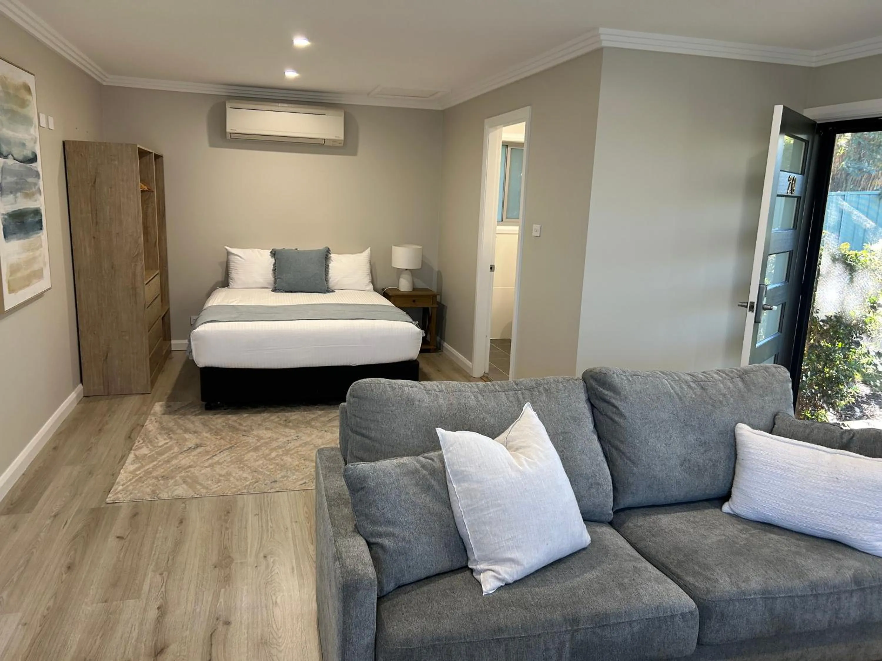 Photo of the whole room, Bed in Hunter Oasis