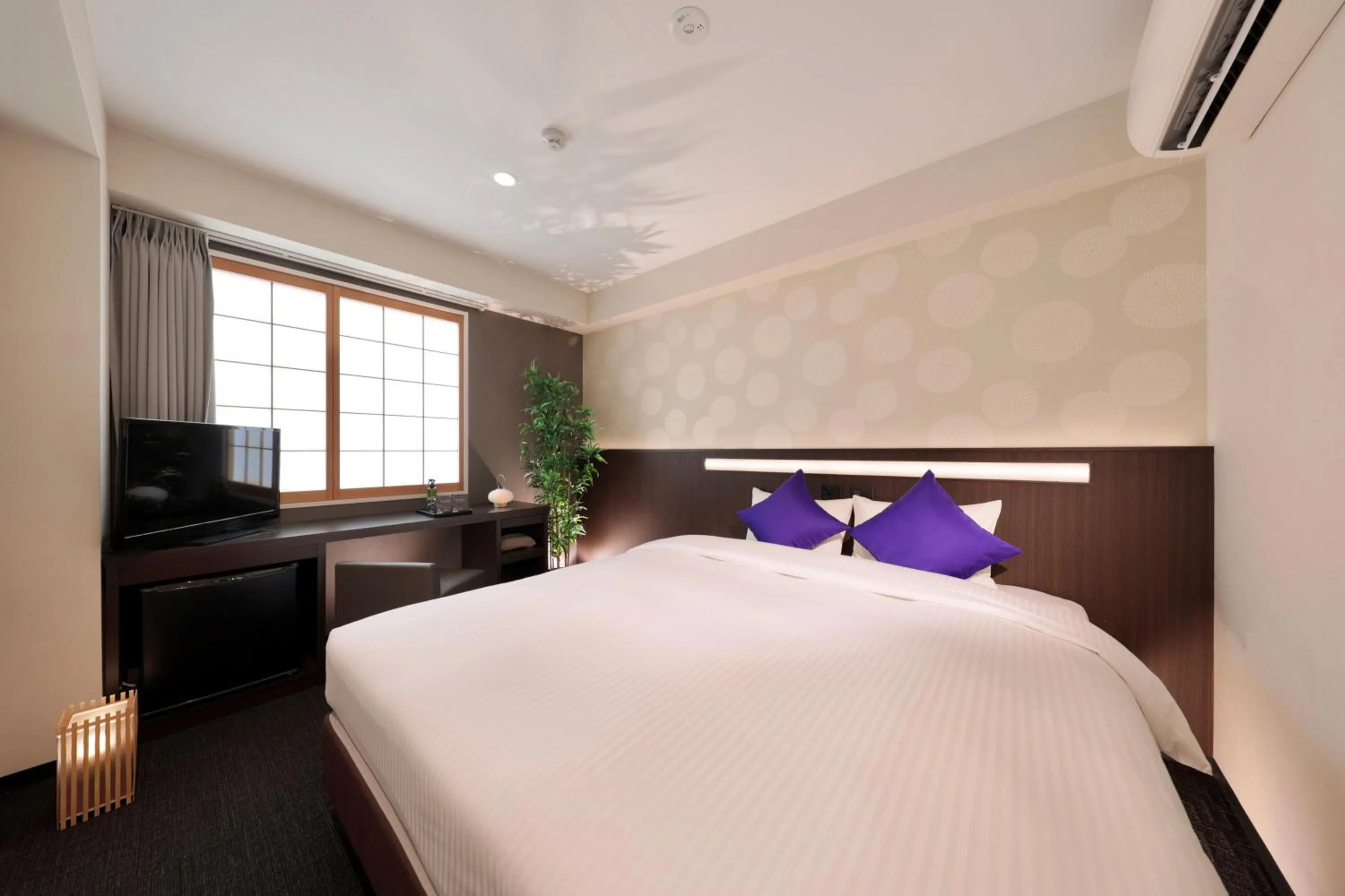 Bed in Marutamachi Crystal Hotel