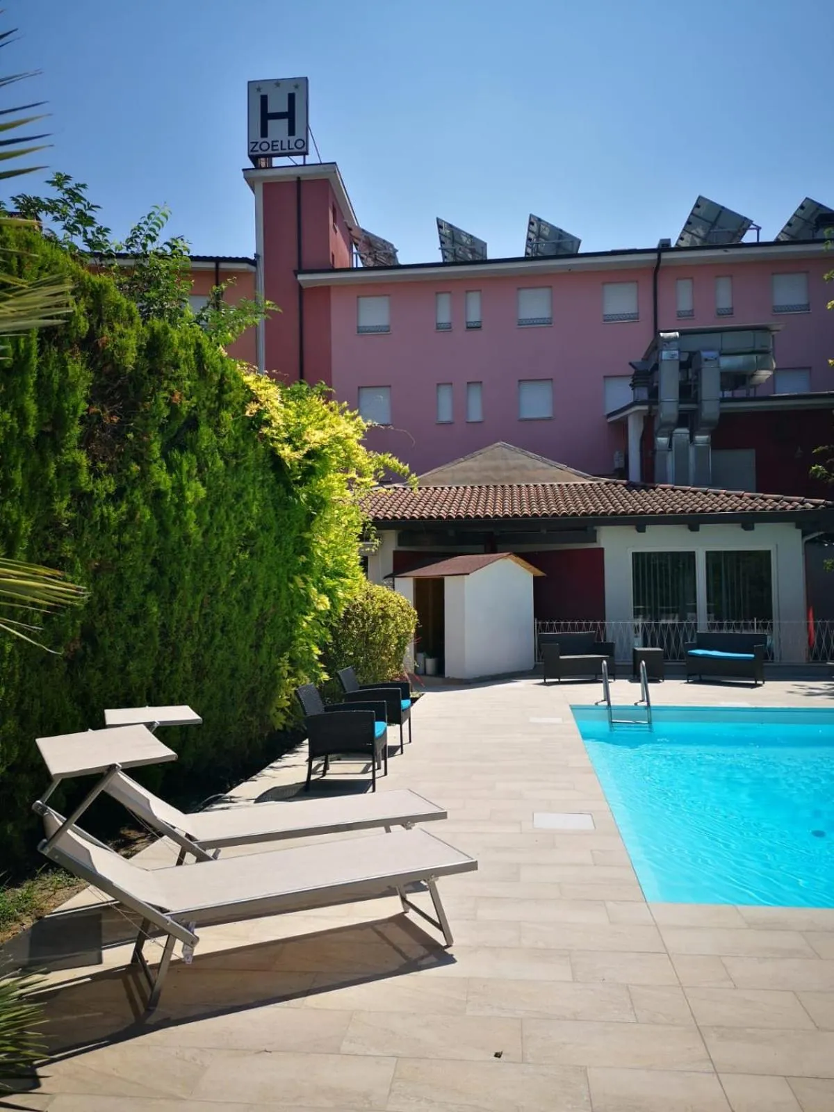 Pool view in Albergo Zoello Je Suis