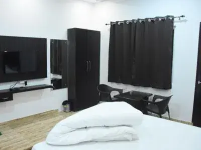 Deluxe Room in Hotel Rajshree Deluxe Room in Hotel Rajshree