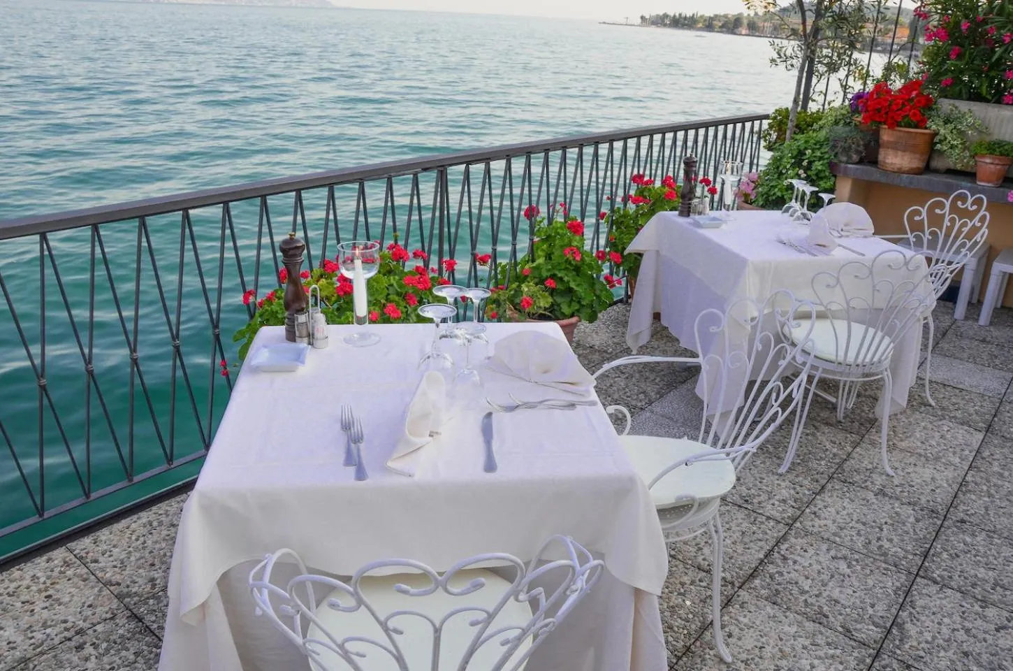 Restaurant/places to eat in Hotel Du Lac