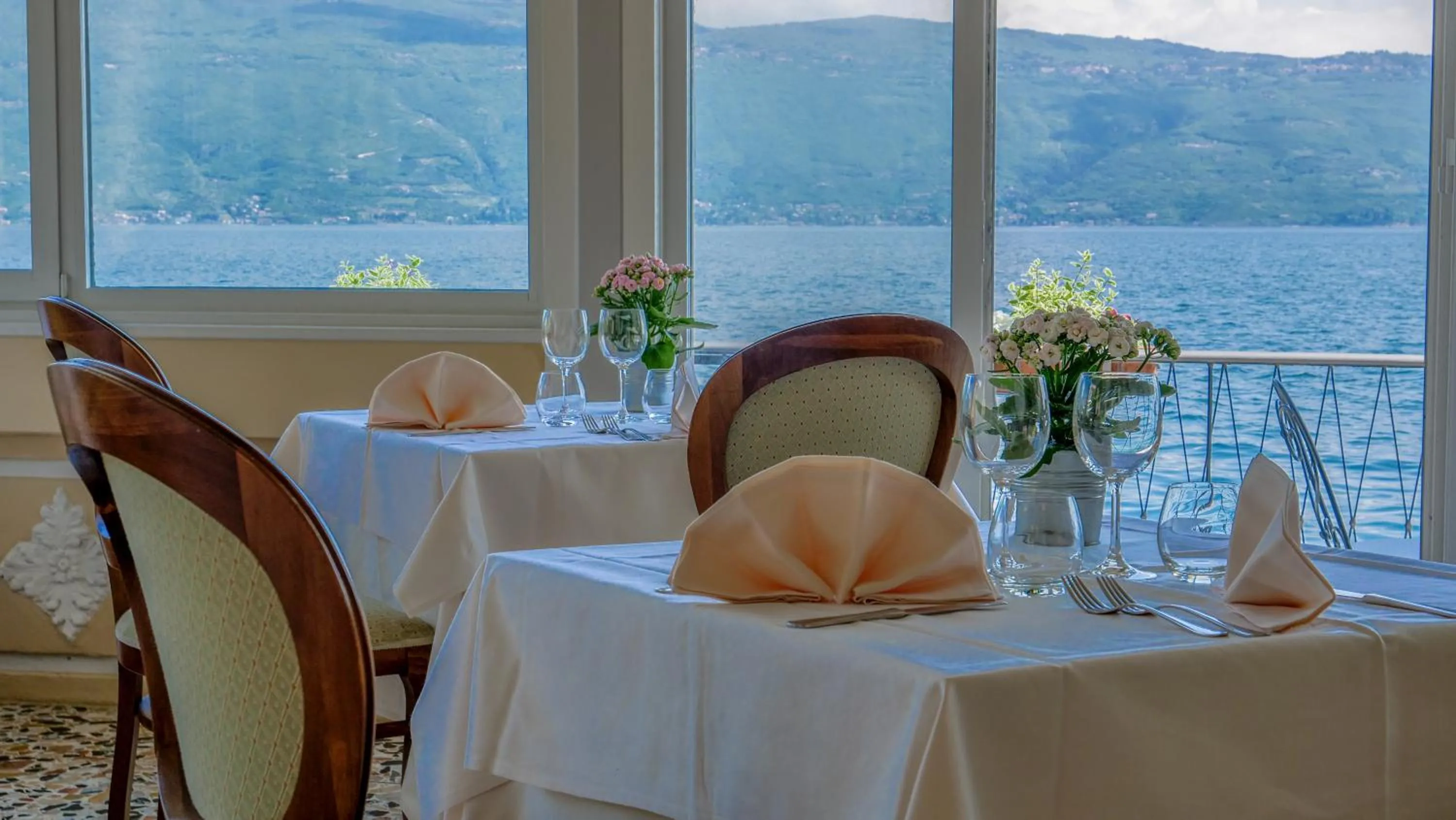 Restaurant/places to eat in Hotel Du Lac