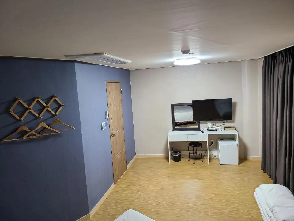 TV/Entertainment Center in Ora Stay Hotel