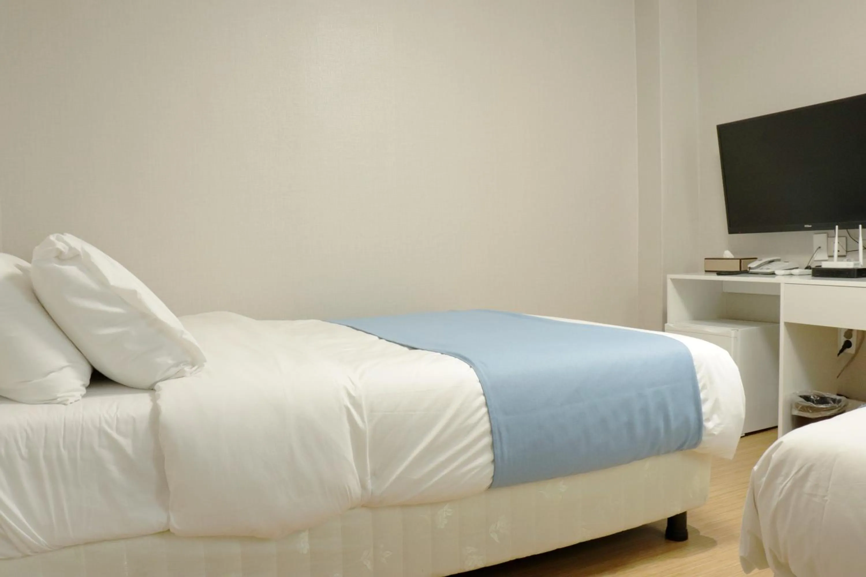 Bed, TV/Entertainment Center in Ora Stay Hotel