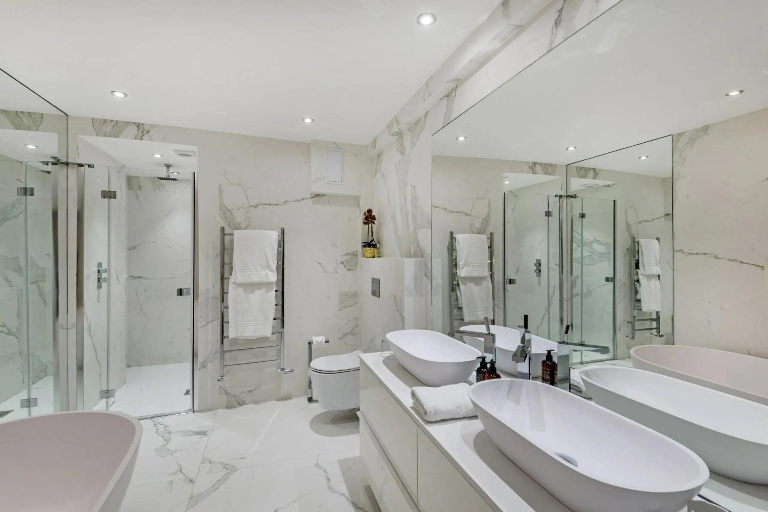 Shower in Buckingham & Lloyds