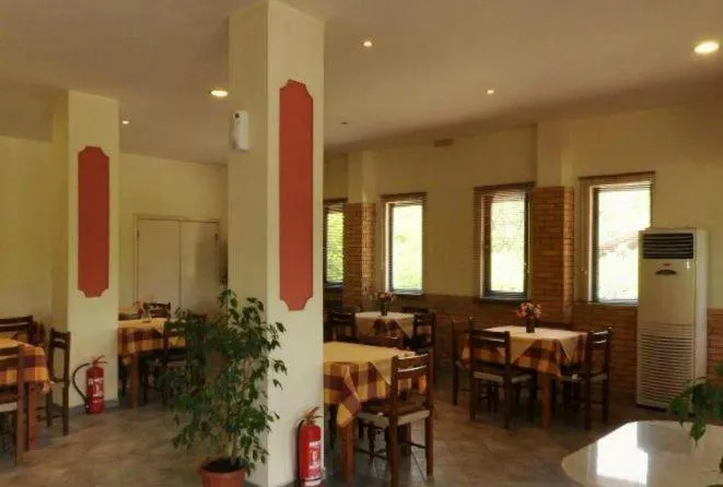 Restaurant/Places to Eat in Hotel Pyrros