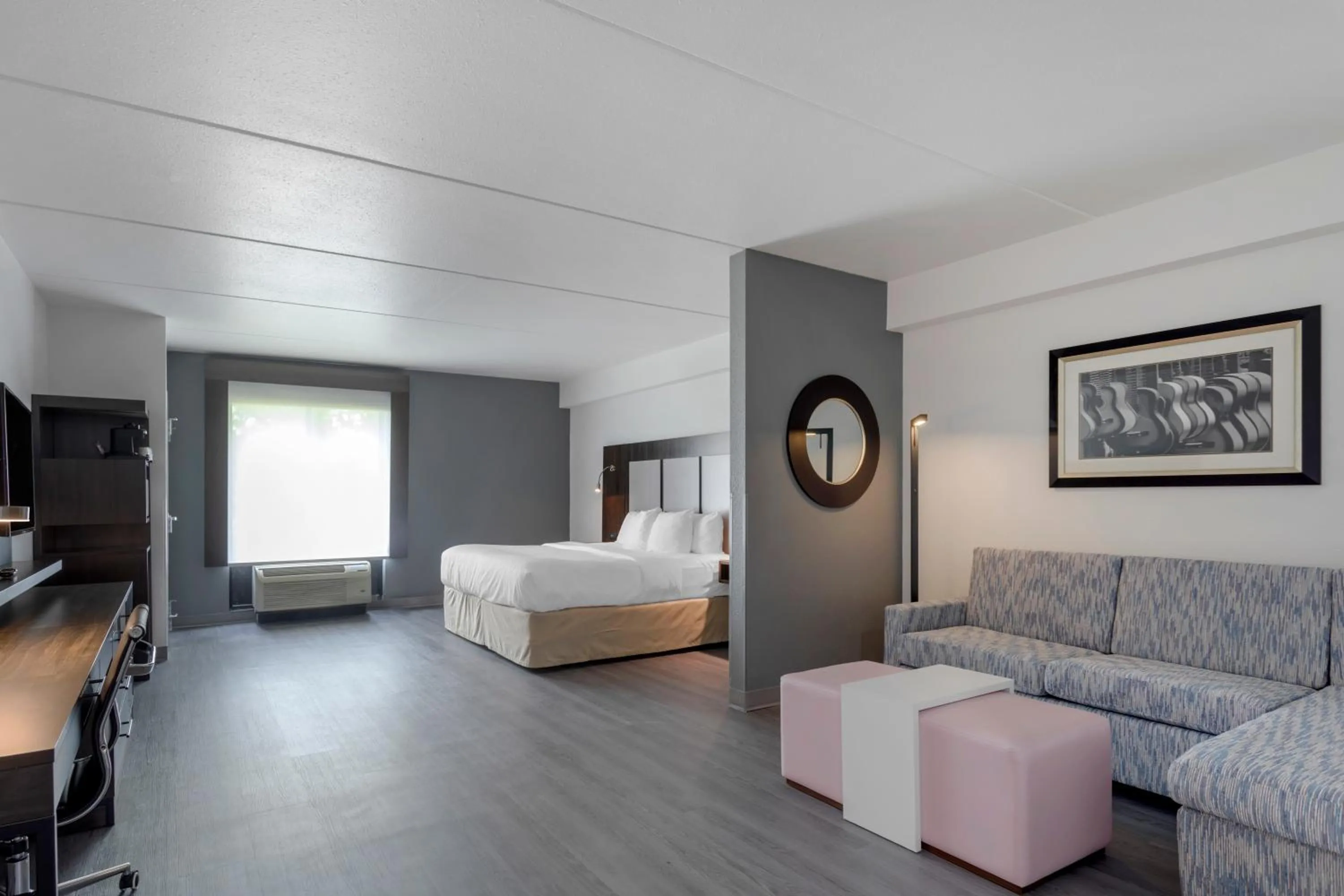 Seating area, Bed in Comfort Suites Mt Juliet-Nashville Area