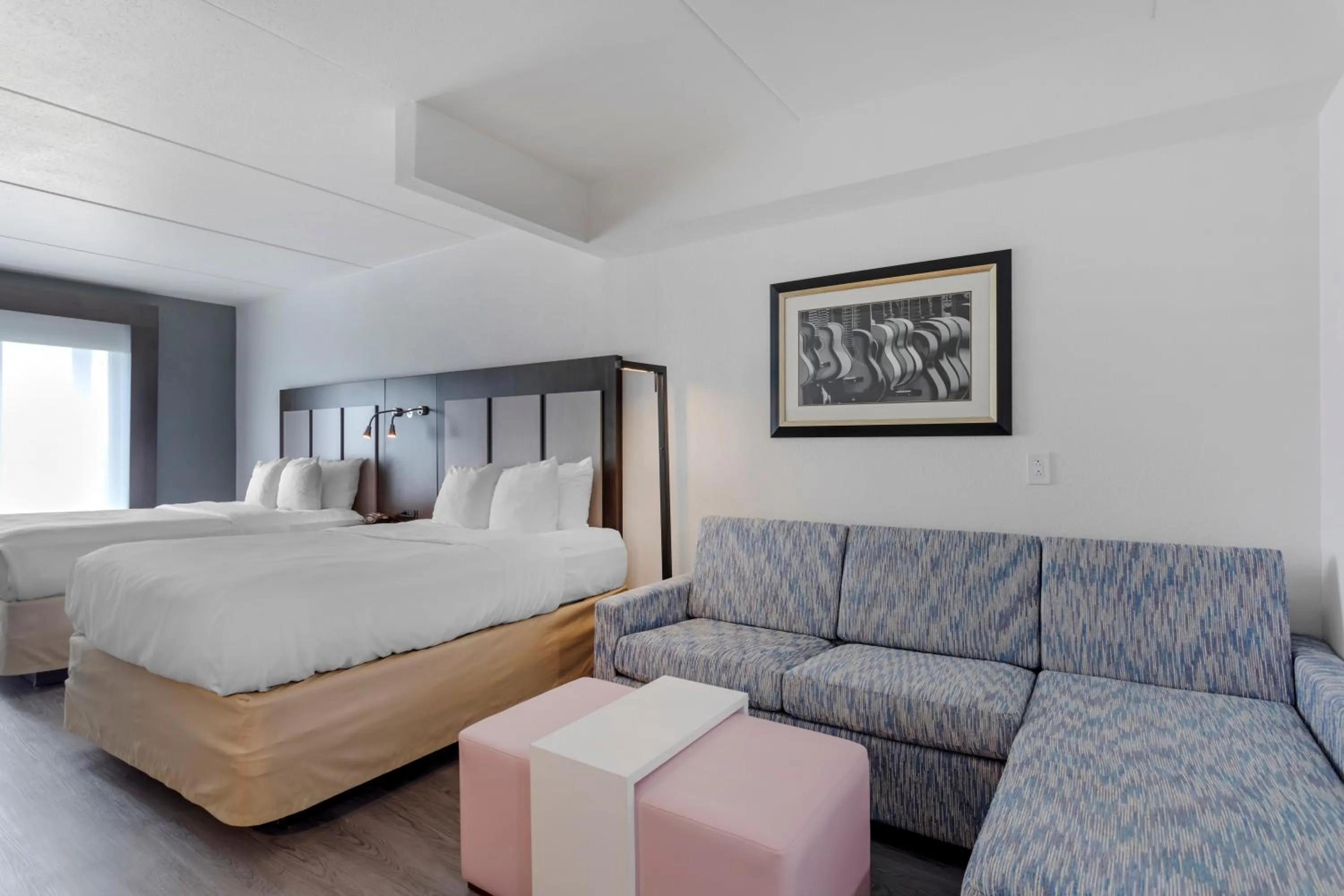 Seating area, Bed in Comfort Suites Mt Juliet-Nashville Area