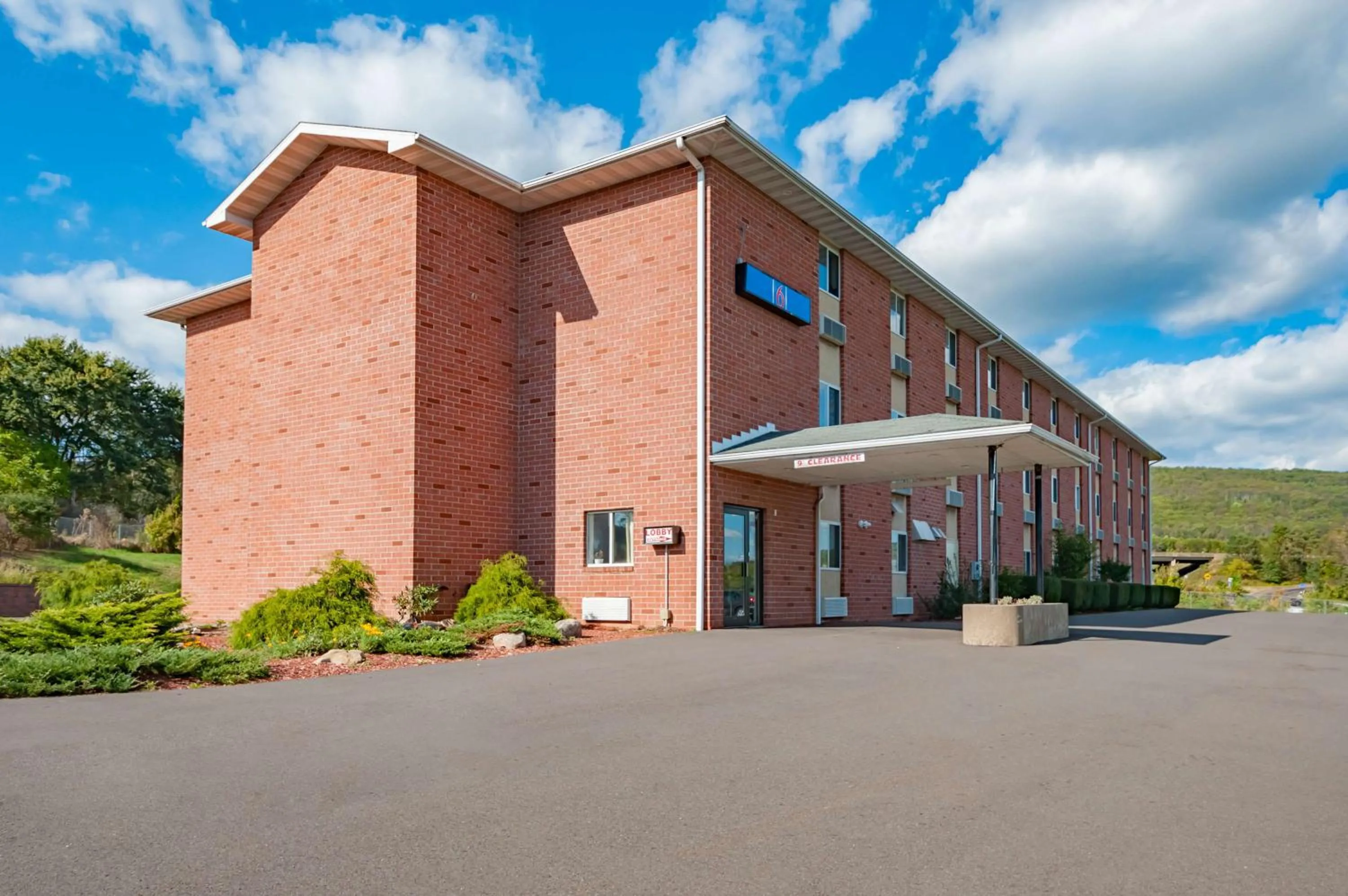 Property building in Motel 6-Drums