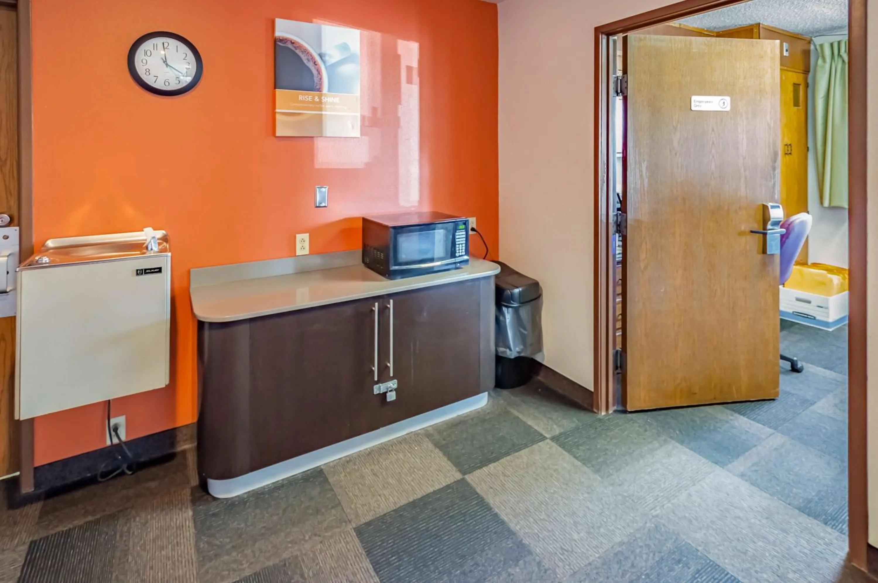 Restaurant/places to eat in Motel 6-Drums