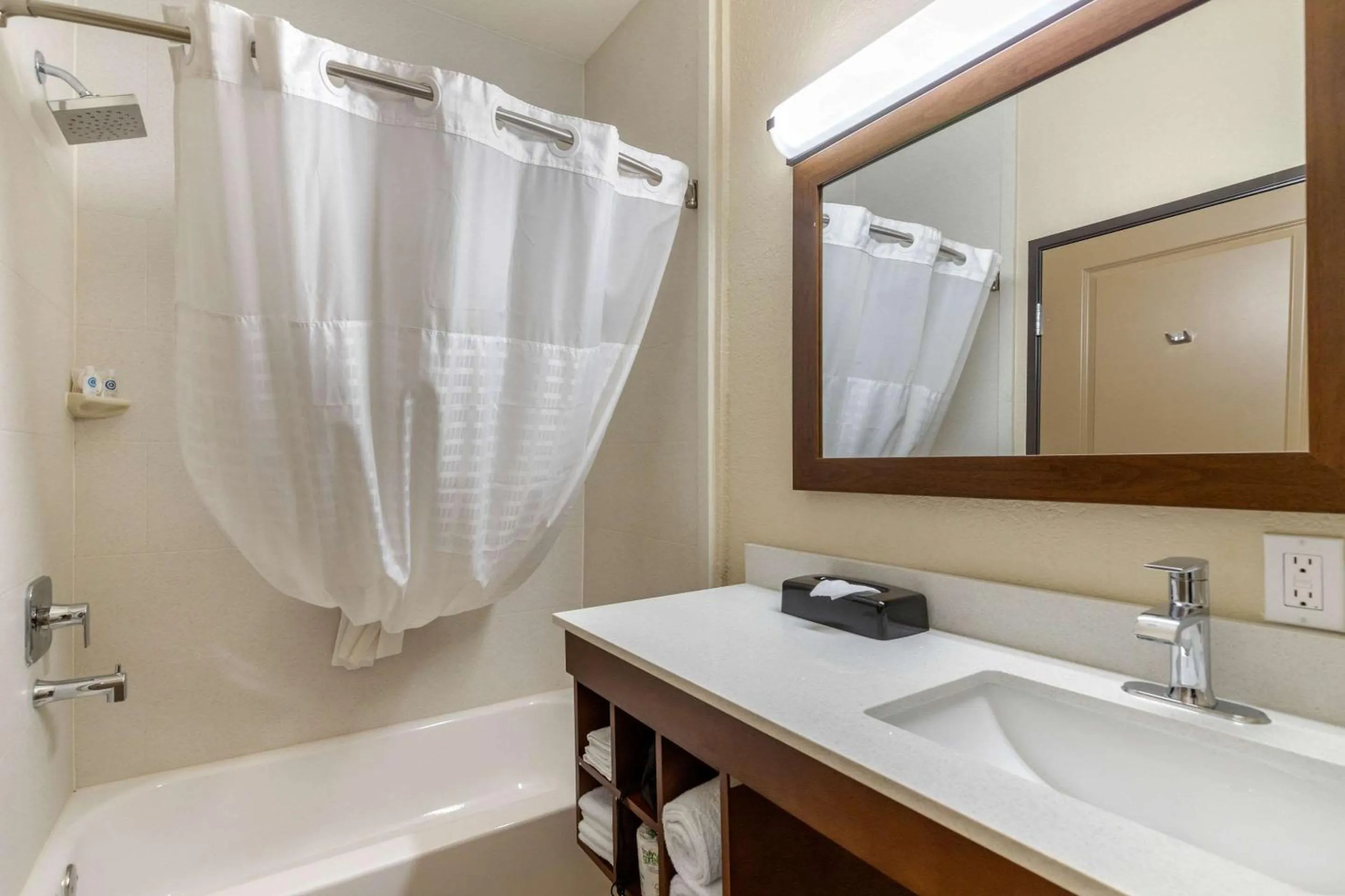 Bedroom in Comfort Suites San Antonio Airport North