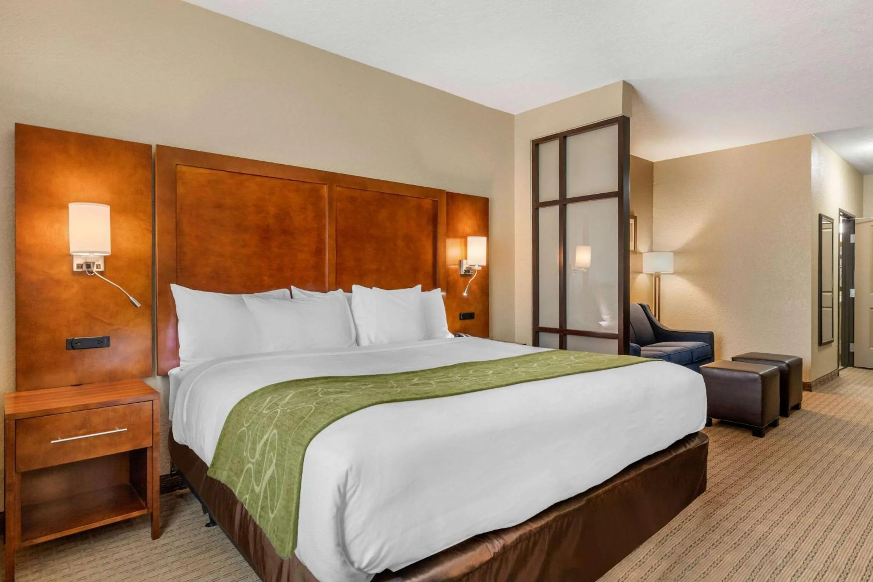 Bedroom, Bed in Comfort Suites San Antonio Airport North