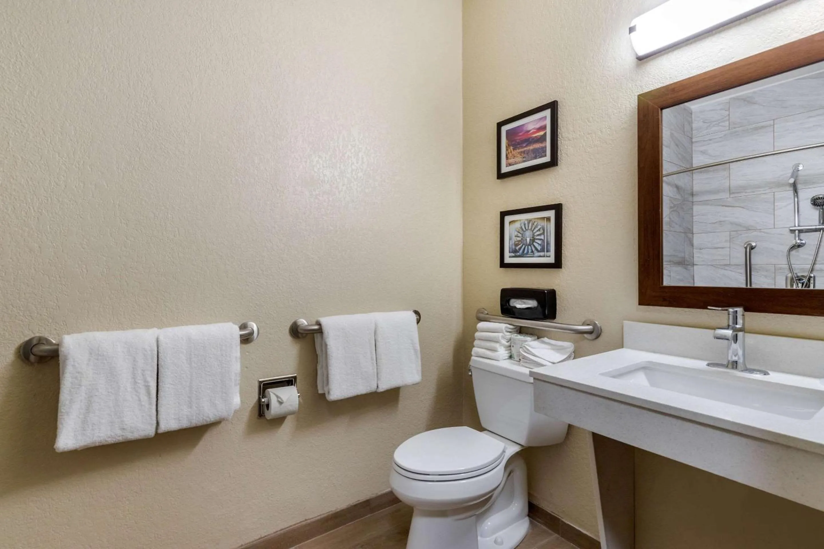 Bedroom in Comfort Suites San Antonio Airport North
