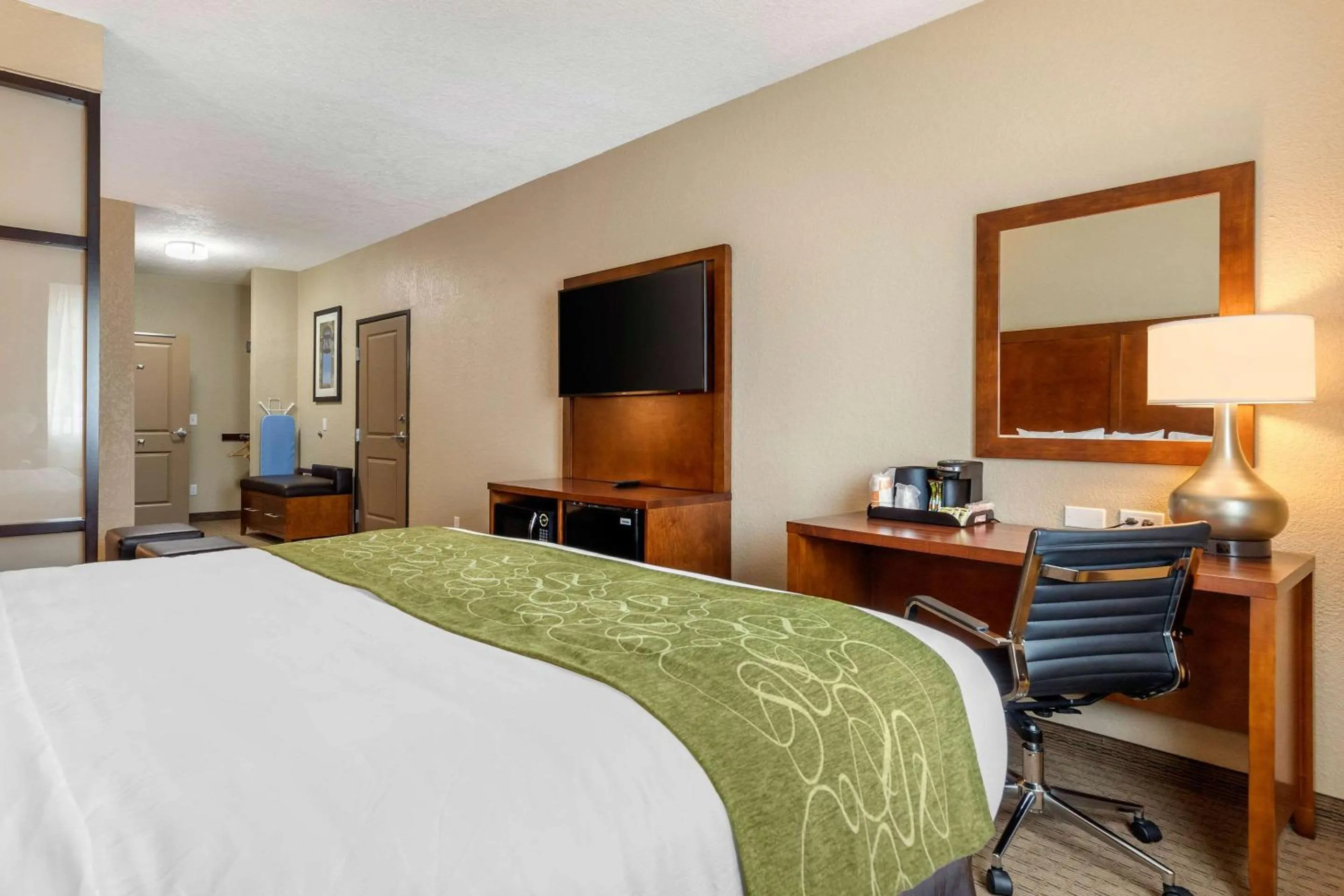 Bedroom, Bed in Comfort Suites San Antonio Airport North