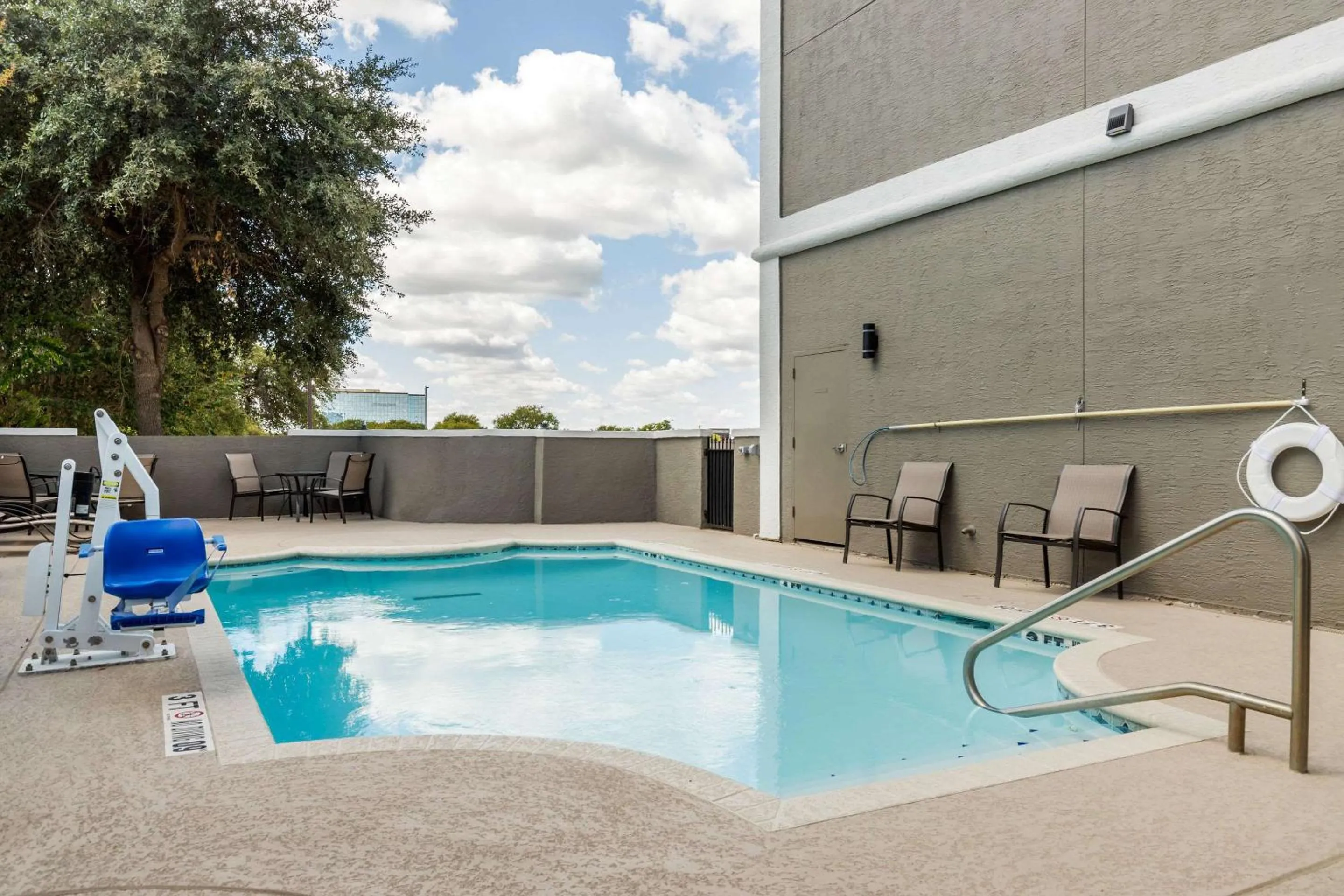 Swimming pool in Comfort Suites San Antonio Airport North