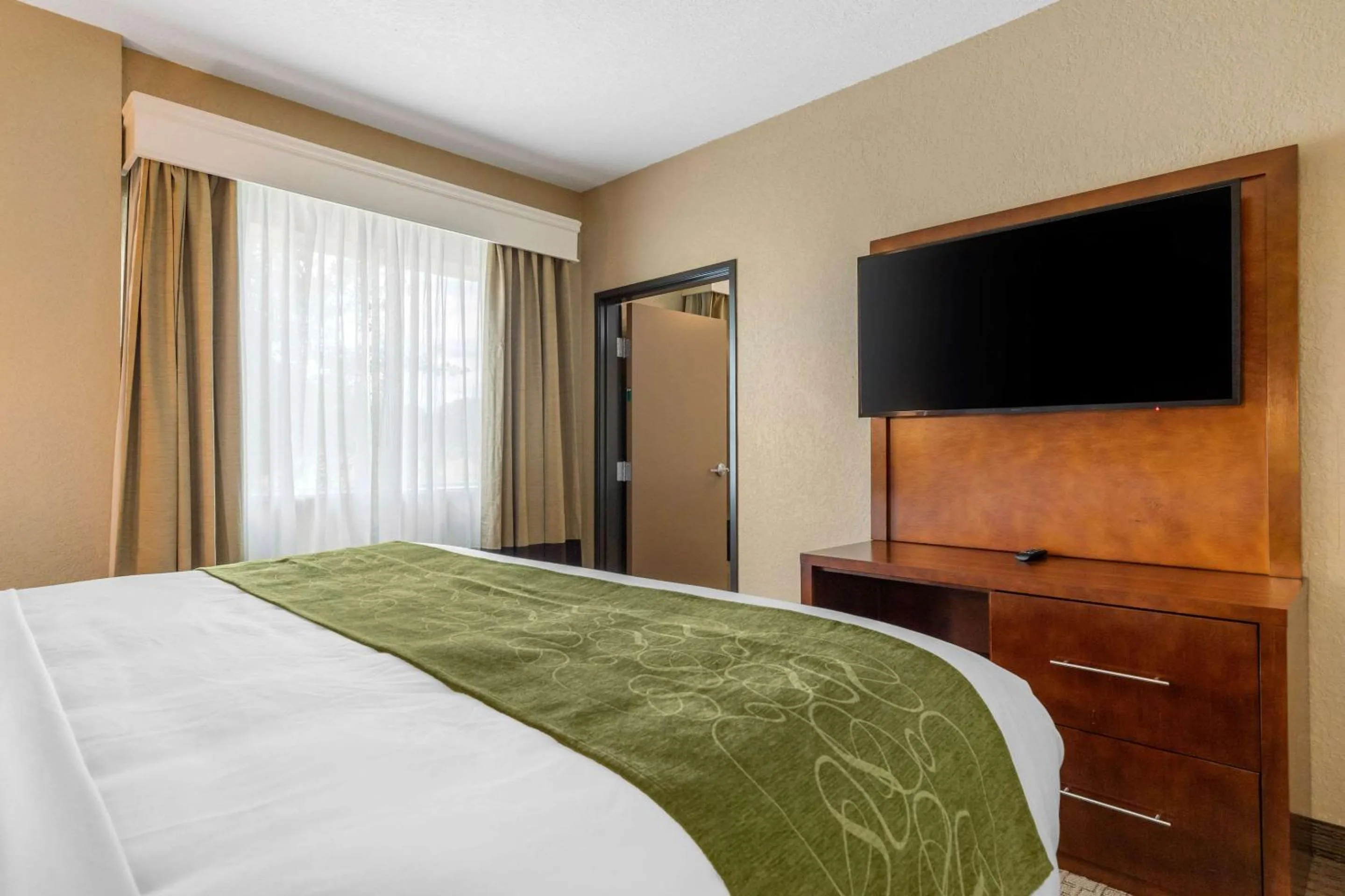 Bedroom, Bed in Comfort Suites San Antonio Airport North