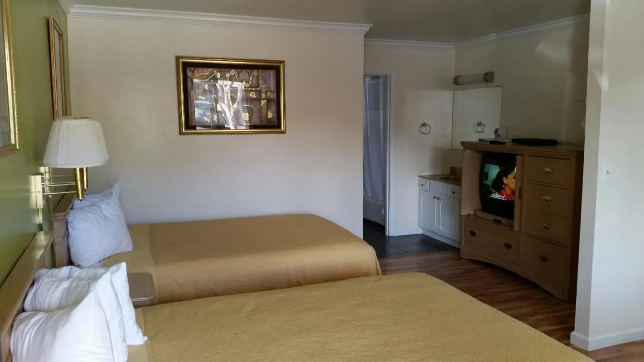 Bedroom, Bed in Kelseyville Motel