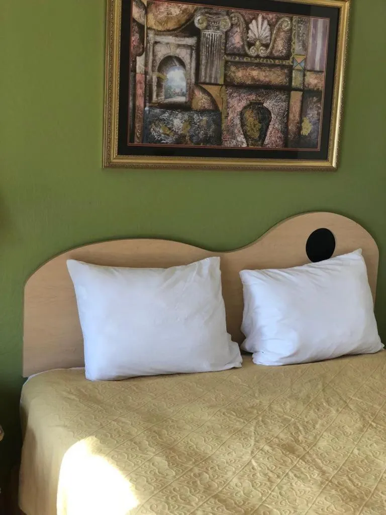 Bed in Kelseyville Motel