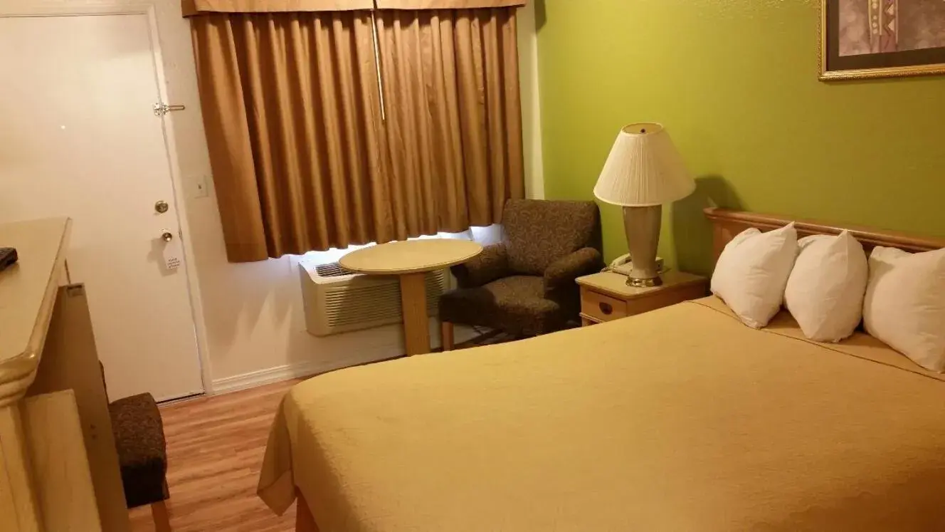 Queen Suite in Kelseyville Motel Queen Suite in Kelseyville Motel