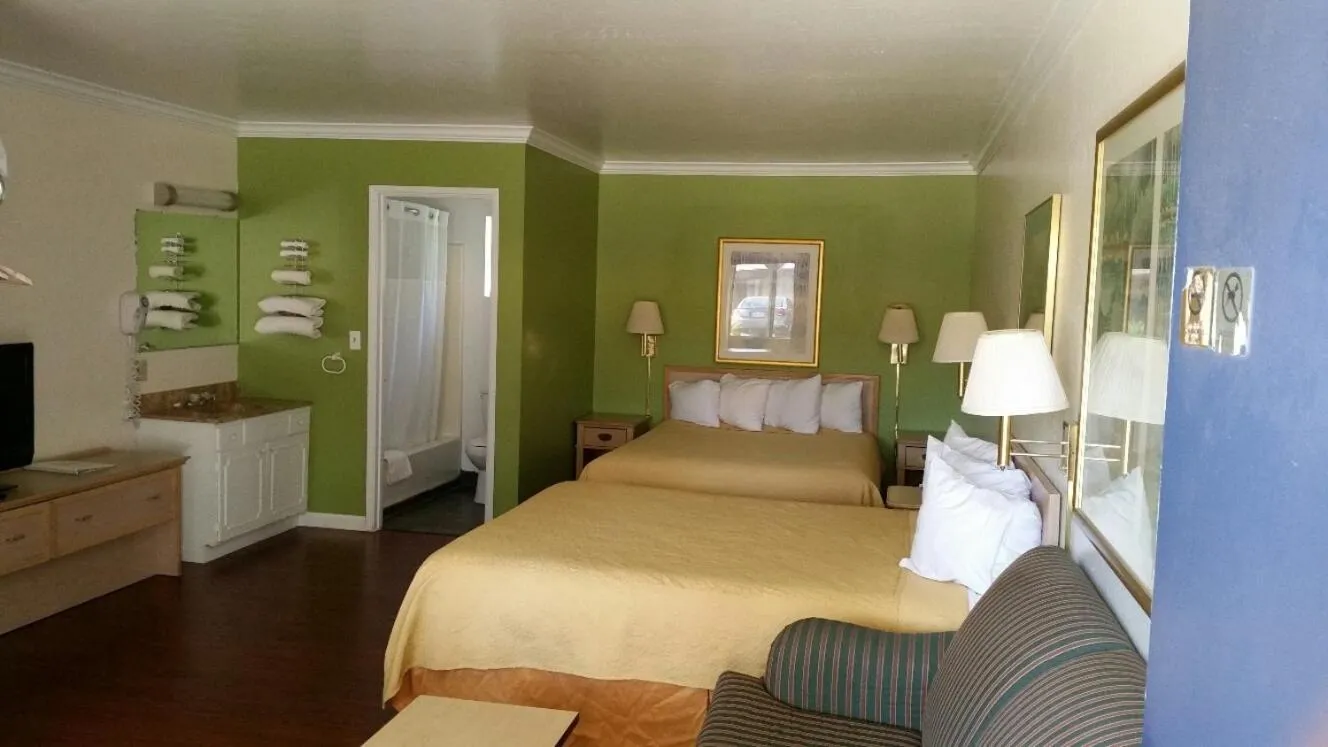 Bedroom, Bed in Kelseyville Motel