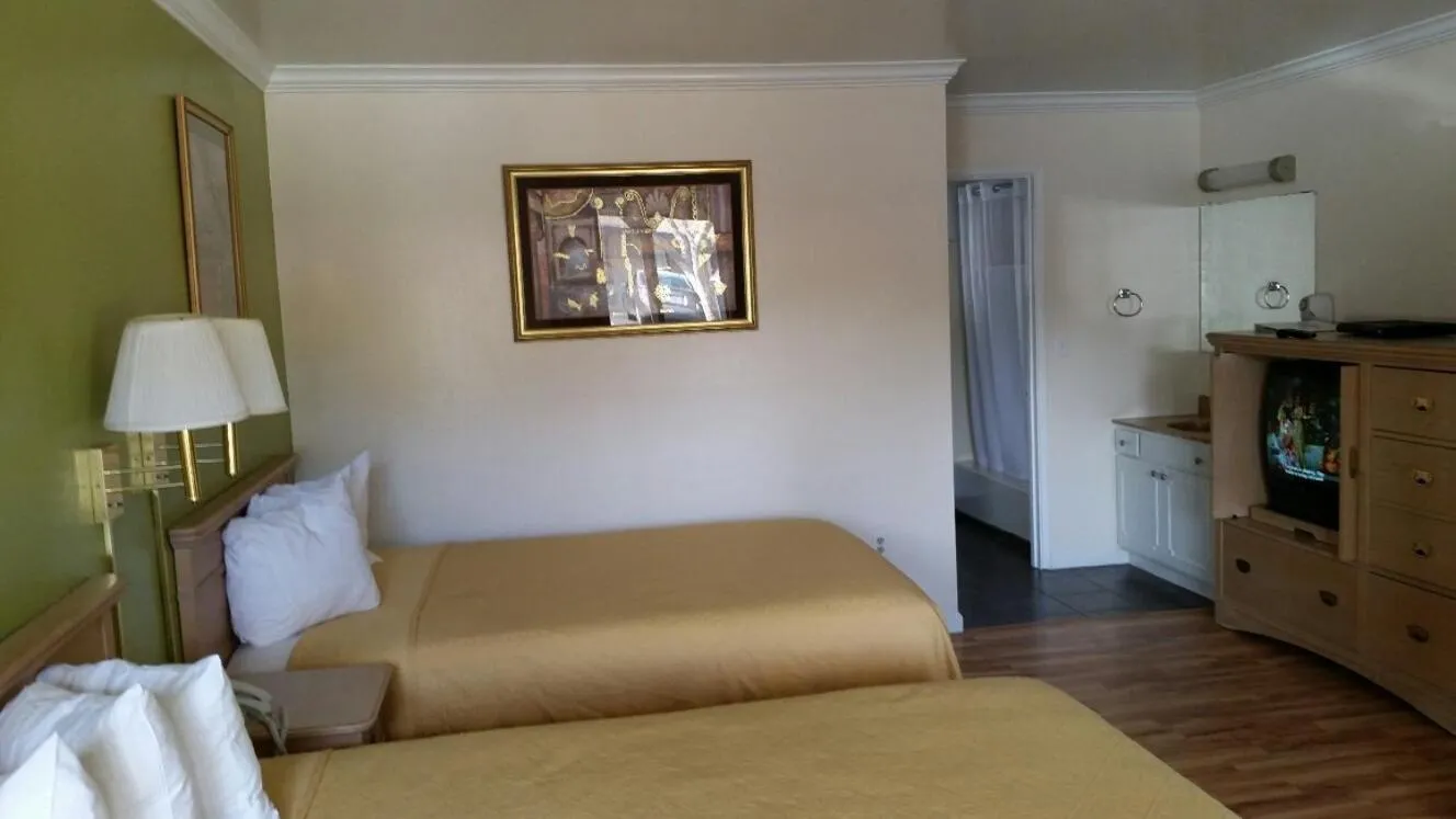 Bedroom, Bed in Kelseyville Motel