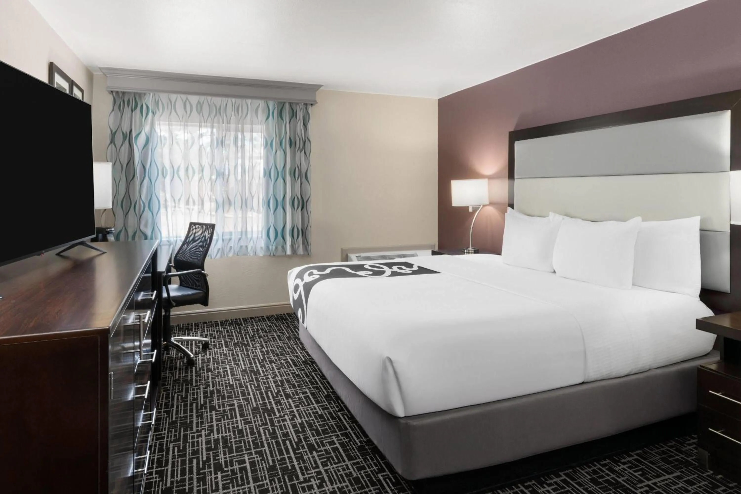 Photo of the whole room, Bed in La Quinta Inn & Suites by Wyndham Fort Collins, Colorado