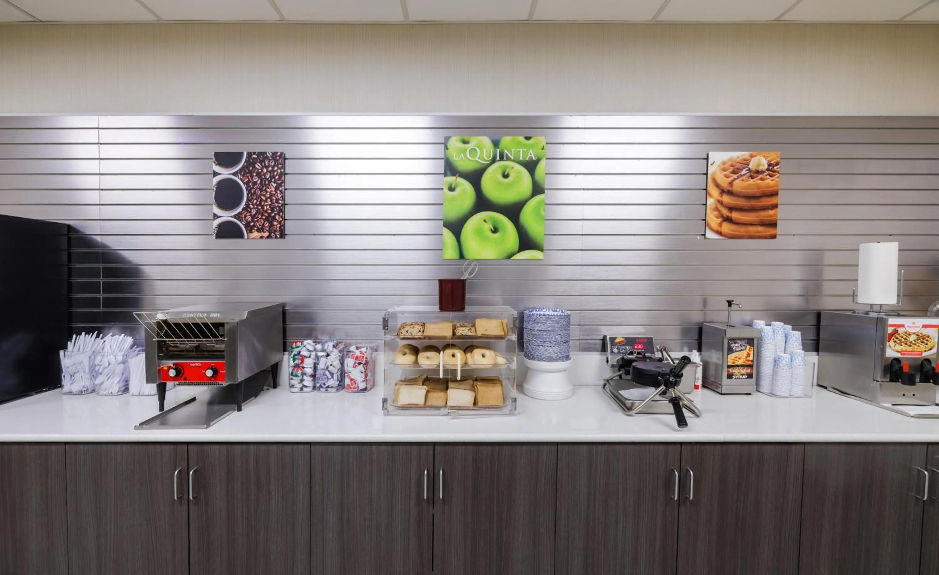 Breakfast in La Quinta Inn & Suites by Wyndham Fort Collins, Colorado