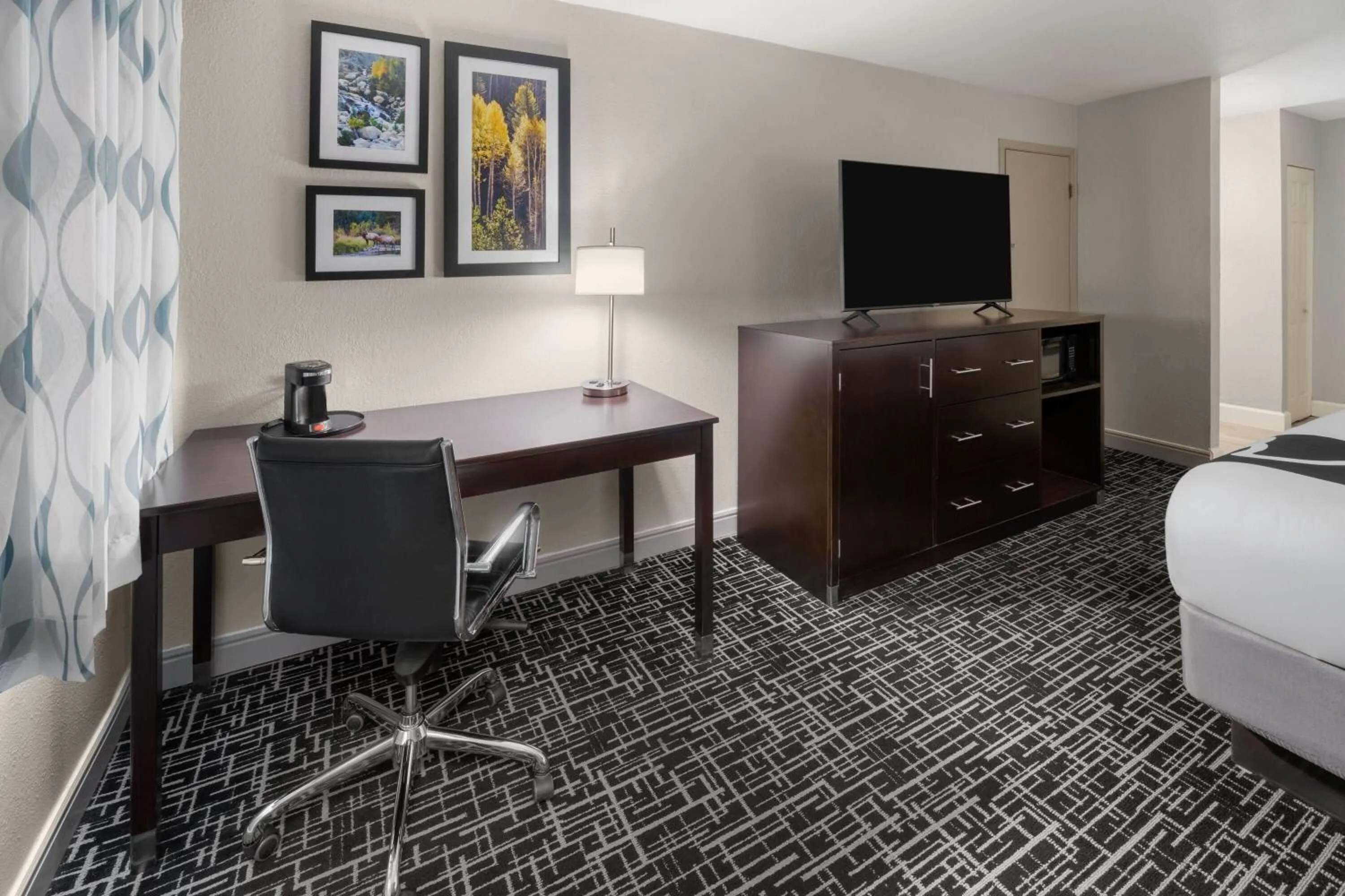 Photo of the whole room, Bed in La Quinta Inn & Suites by Wyndham Fort Collins, Colorado