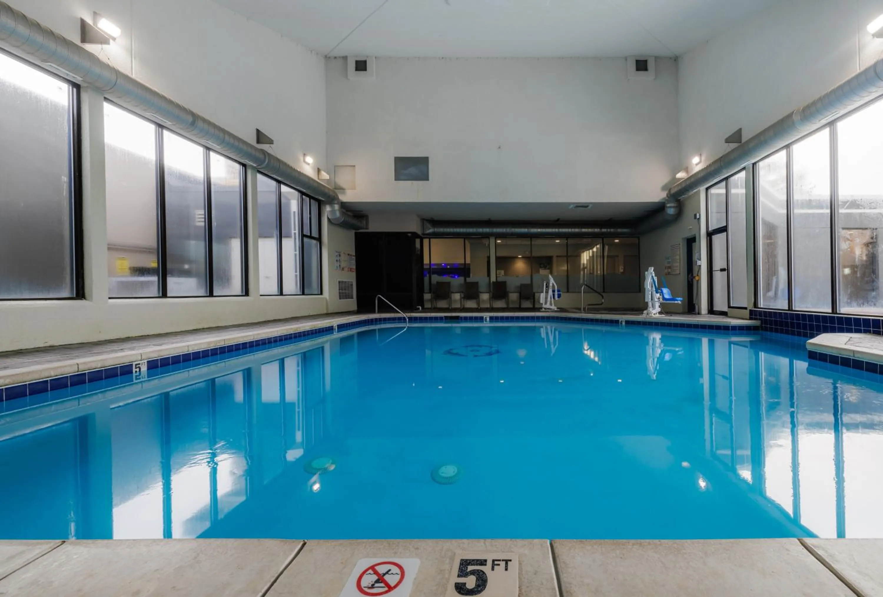 Swimming pool in La Quinta Inn & Suites by Wyndham Fort Collins, Colorado