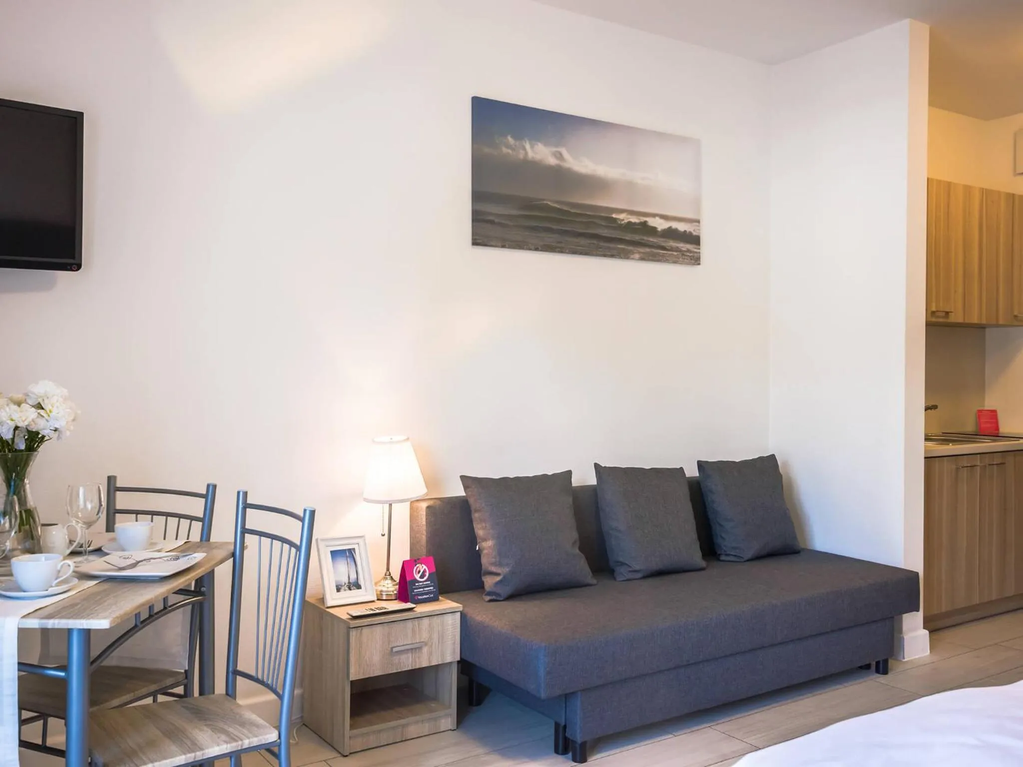 Living room, Bed in VacationClub - Aquamarina Apartment C-06