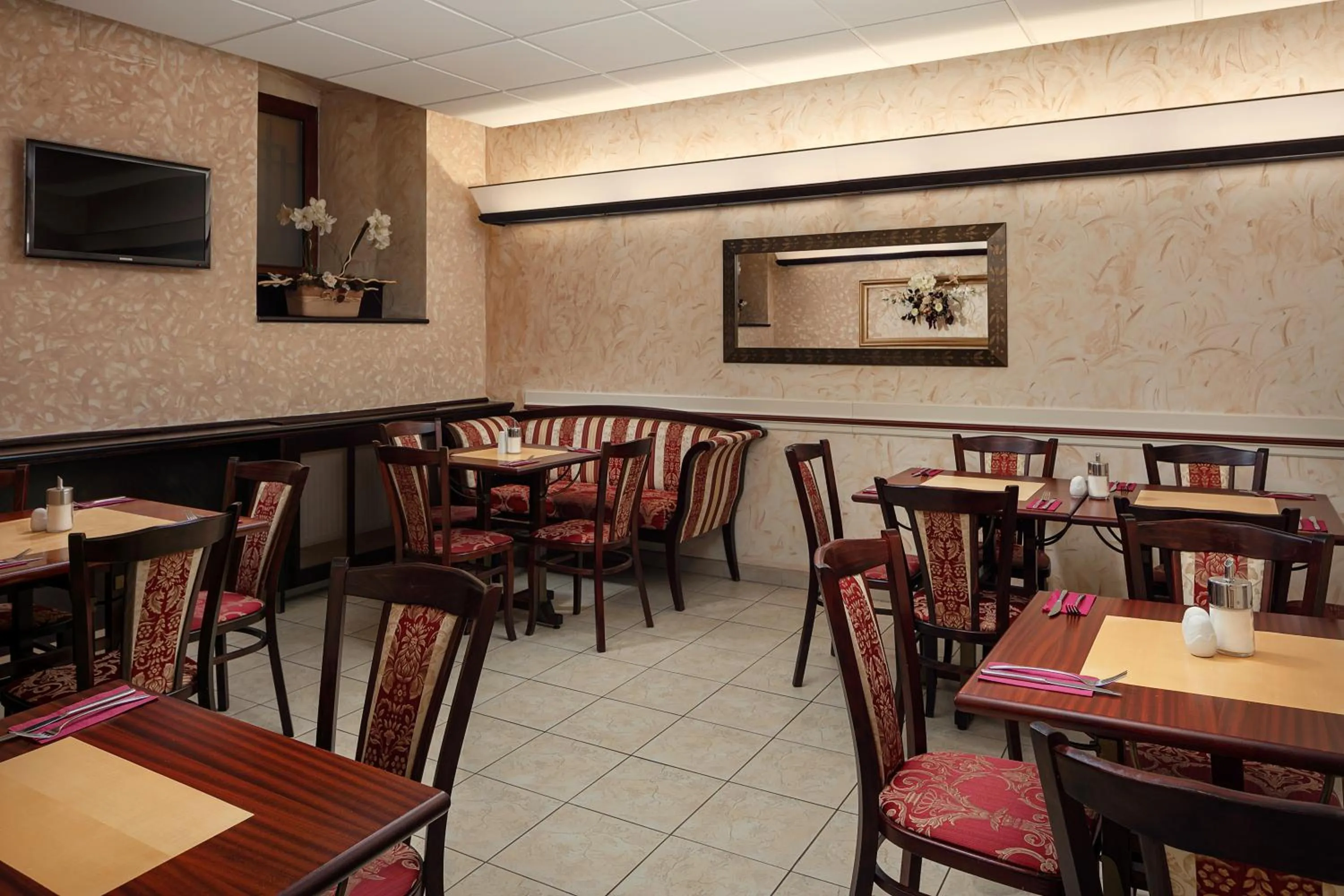 Restaurant/places to eat in Alqush Downtown Hotel