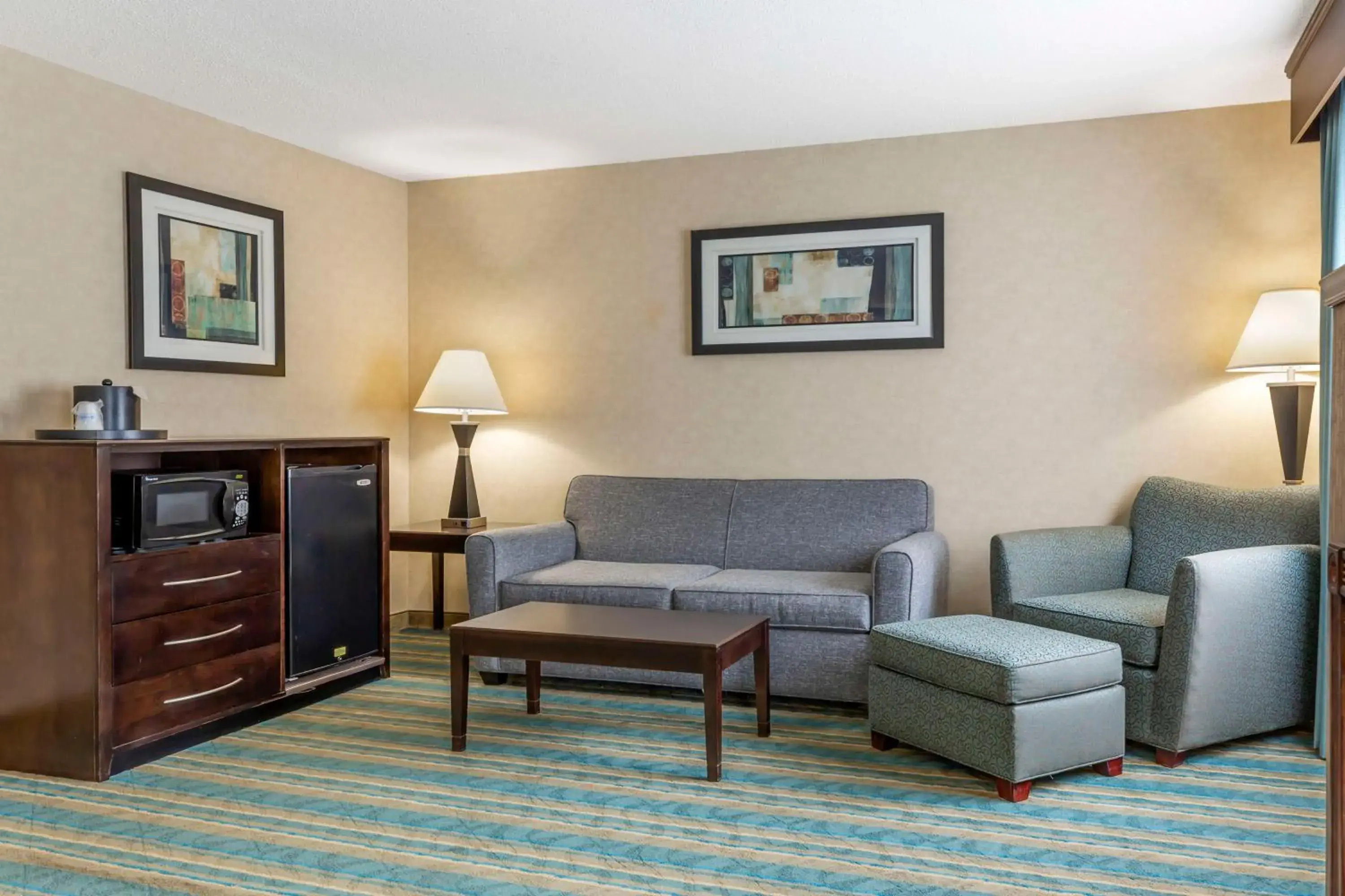 One-Bedroom King Suite with Double Bed and Sofa Bed - Fireplace/Non-Smoking in Best Western Plus Berkshire Hills Inn & Suites One-Bedroom King Suite with Double Bed and Sofa Bed - Fireplace/Non-Smoking in Best Western Plus Berkshire Hills Inn & Suites