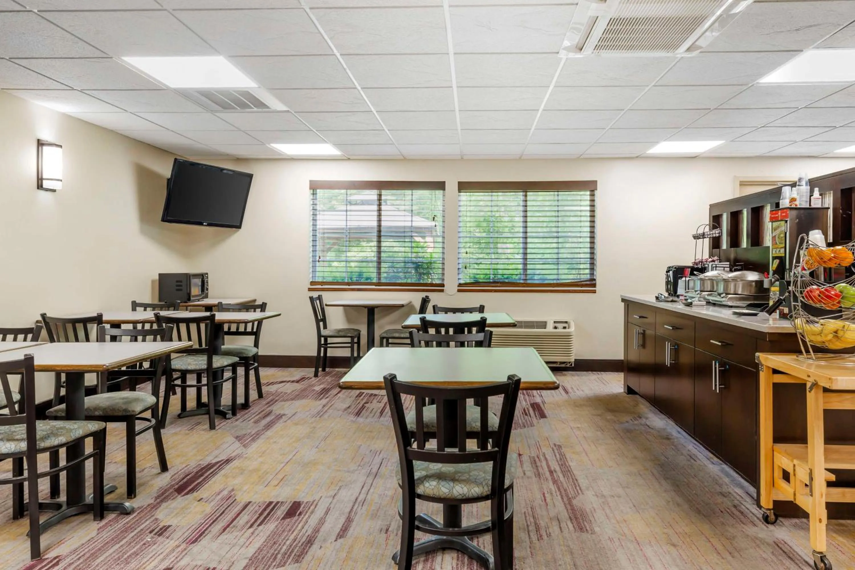 Breakfast in Best Western Plus Berkshire Hills Inn & Suites