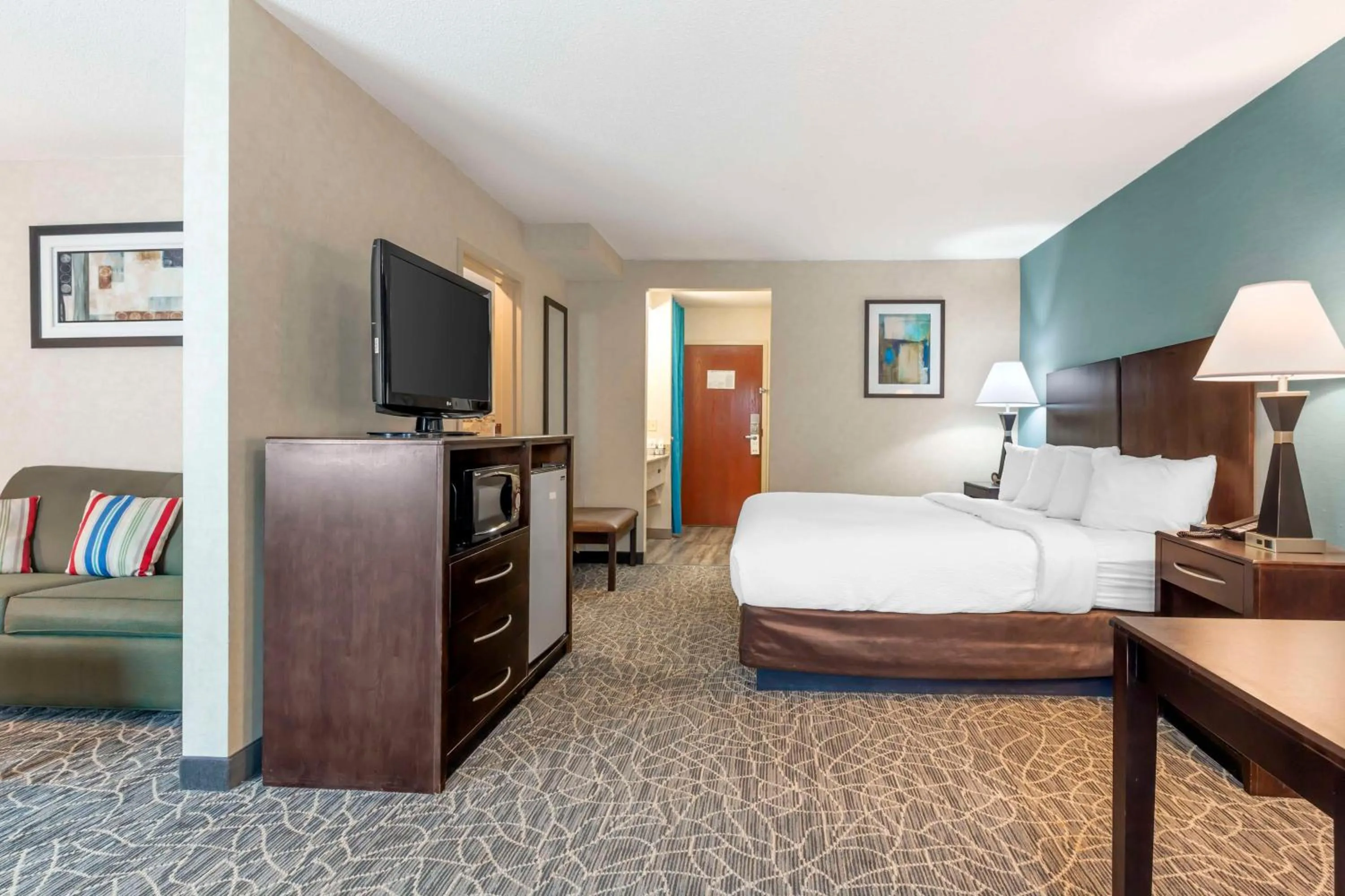 Bedroom, Bed in Best Western Plus Berkshire Hills Inn & Suites