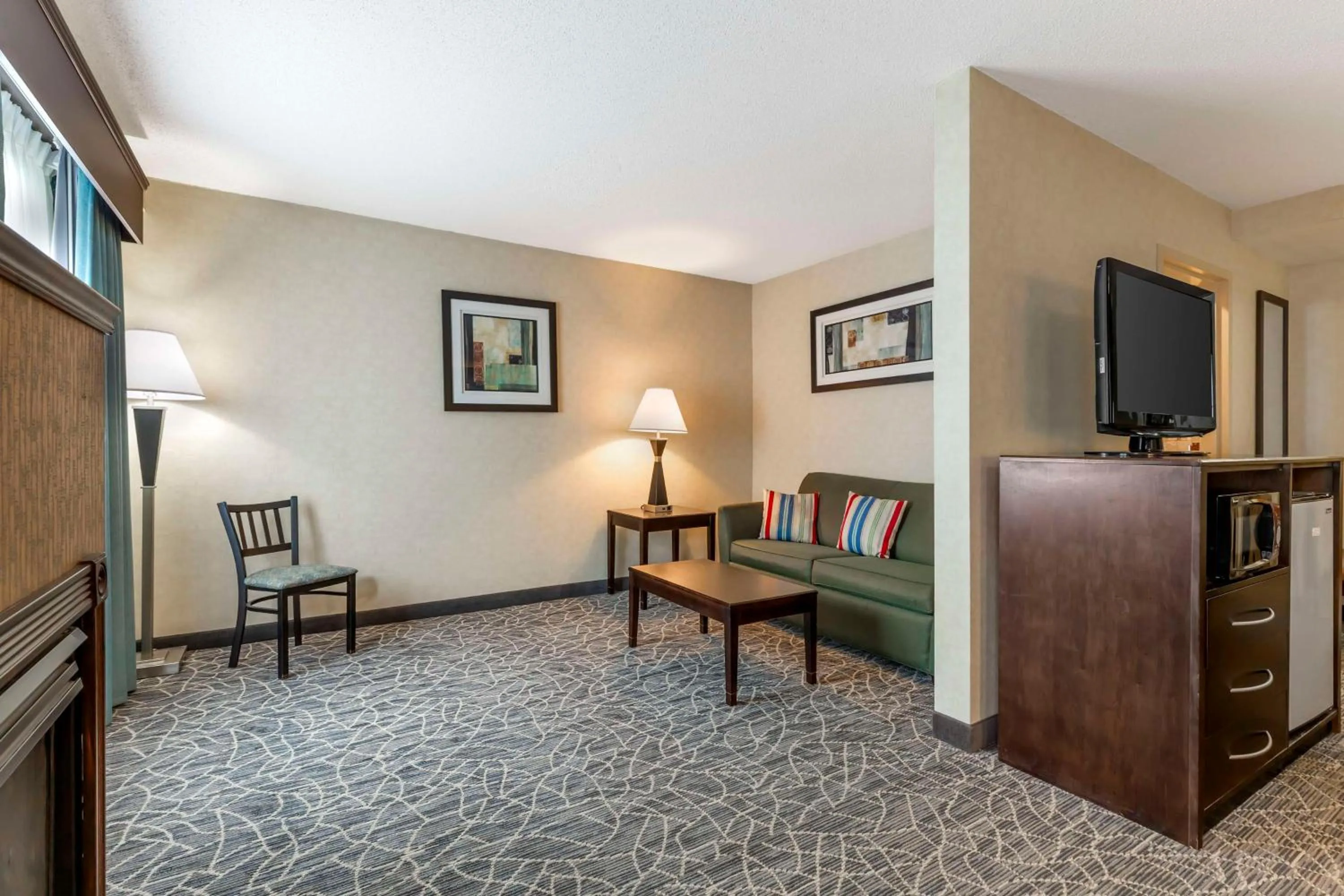 Bedroom in Best Western Plus Berkshire Hills Inn & Suites