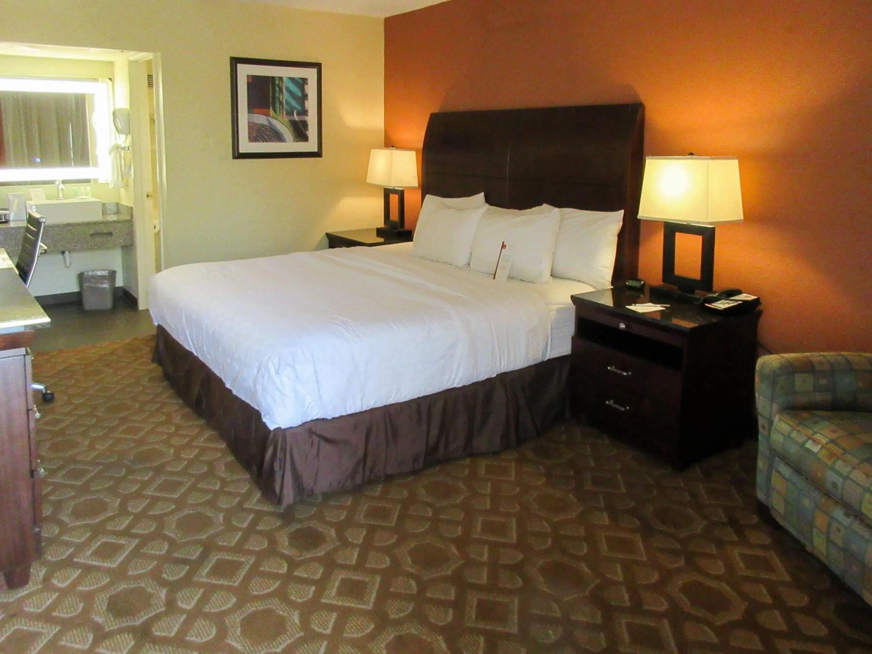 Bedroom, Bed in Clarion Inn