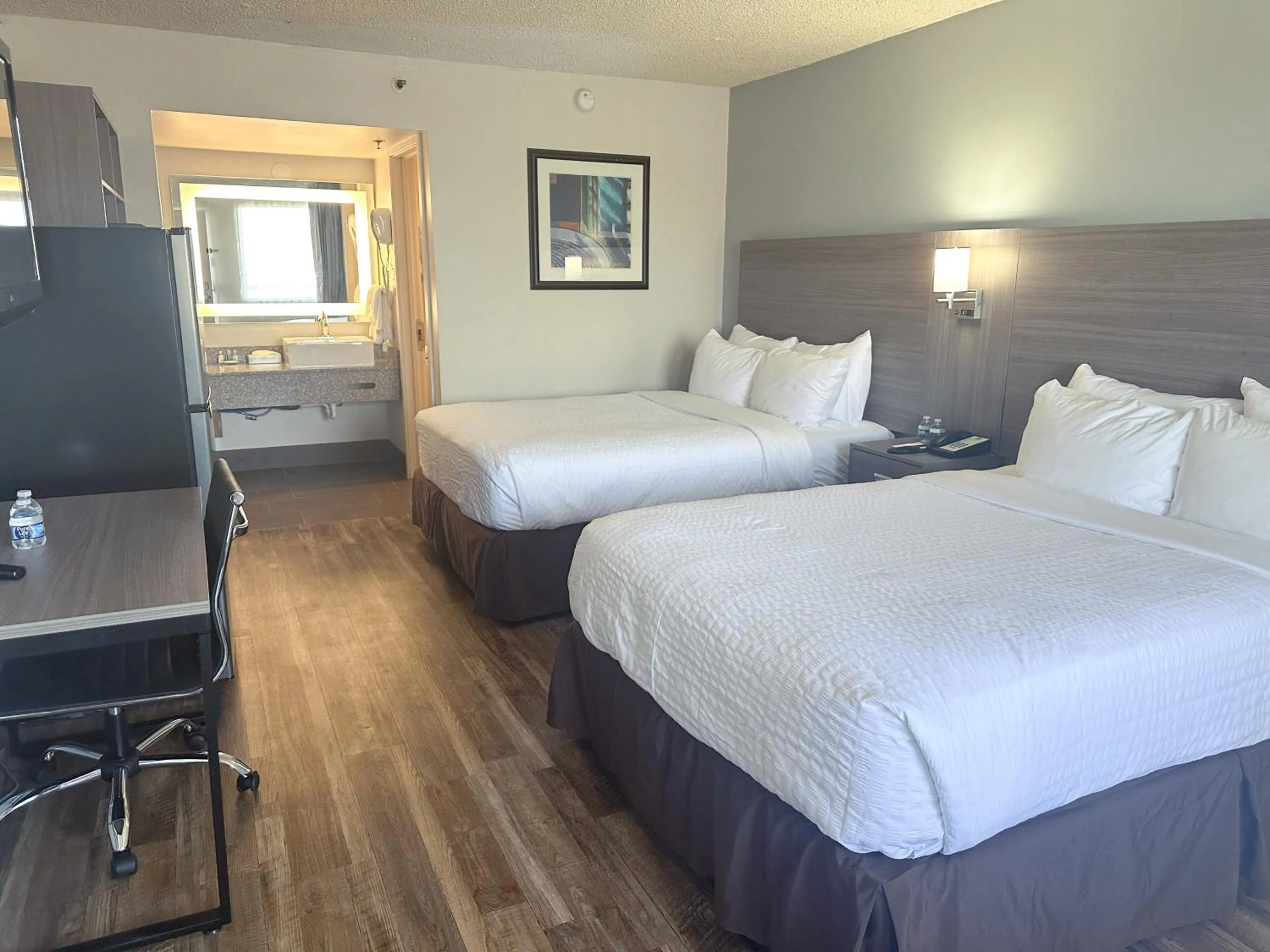 Bathroom, Bed in Clarion Inn