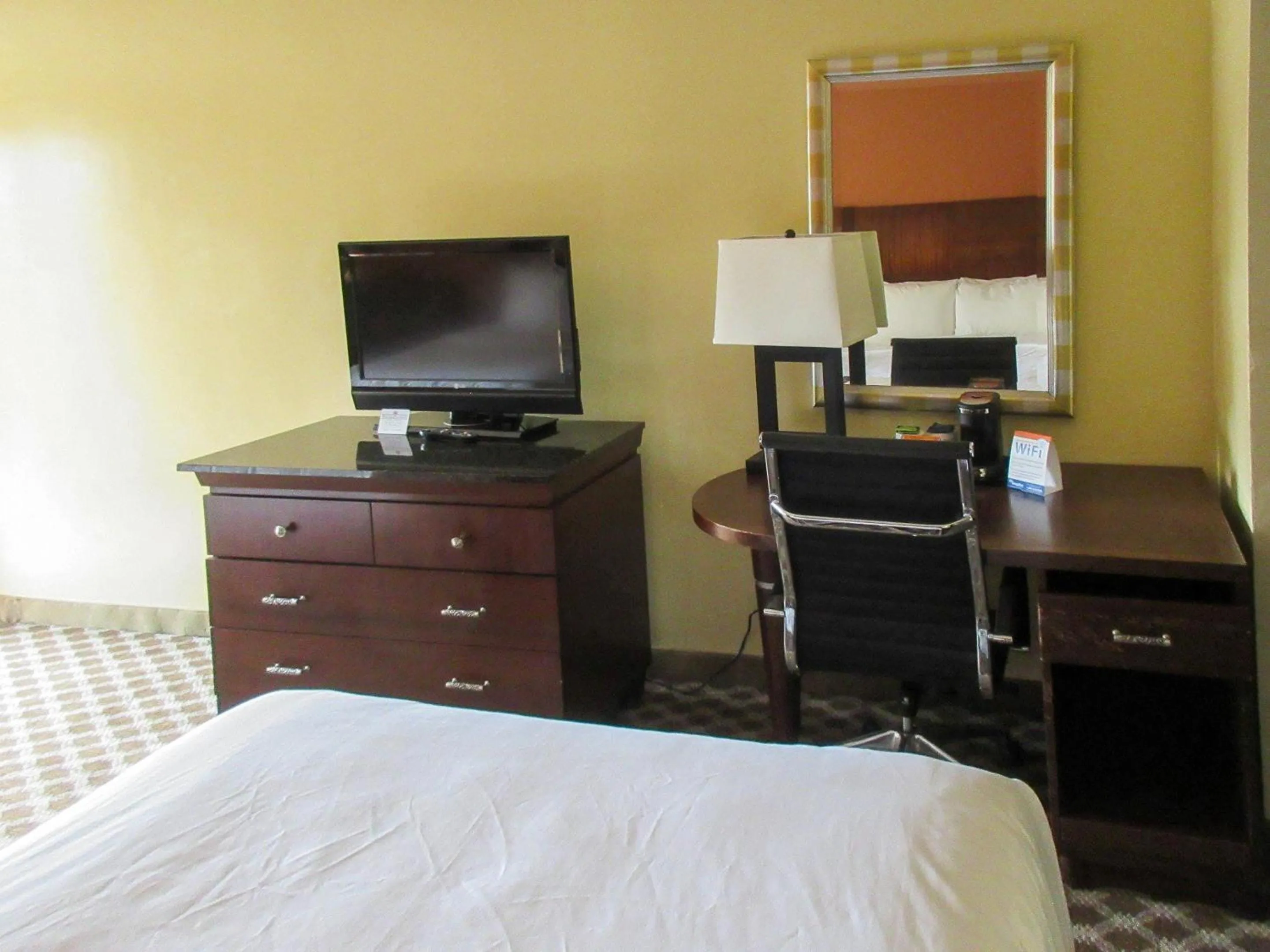 Bedroom, Bed in Clarion Inn