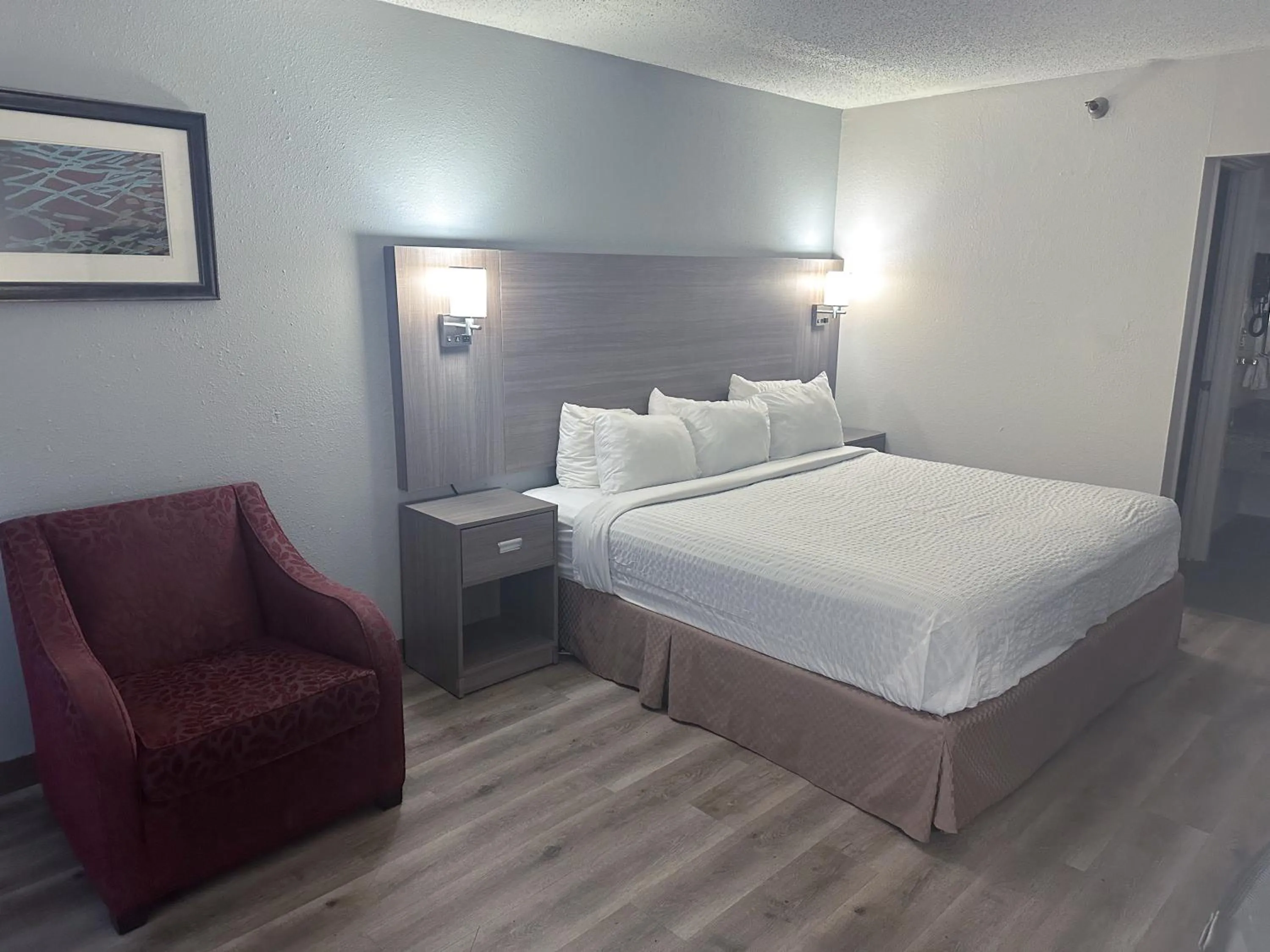 Bedroom, Bed in Clarion Inn