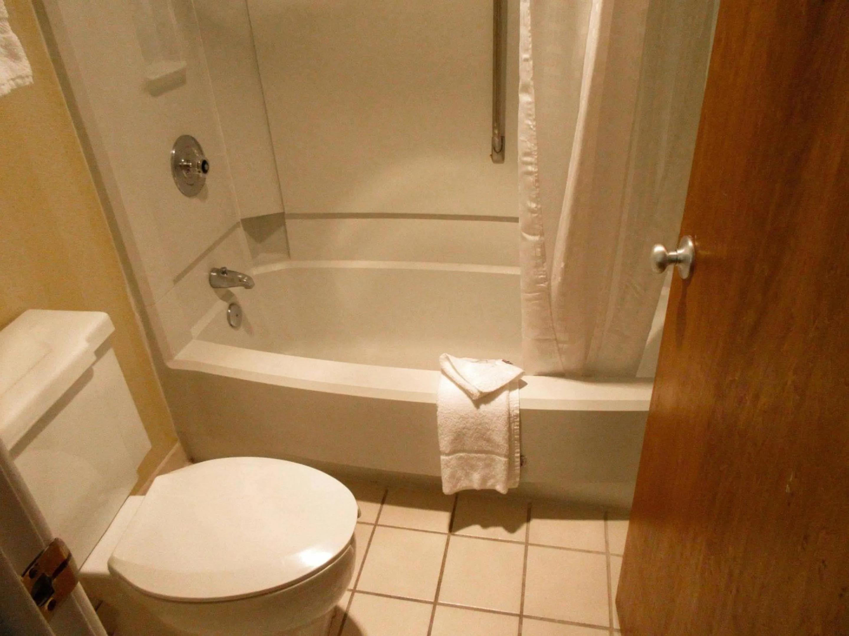 Bedroom in Clarion Inn