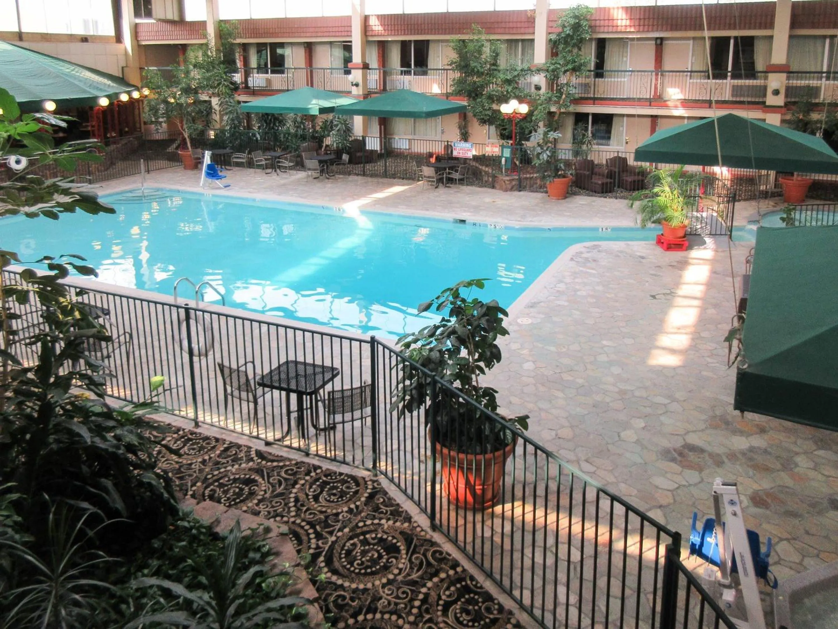 Swimming pool in Clarion Inn