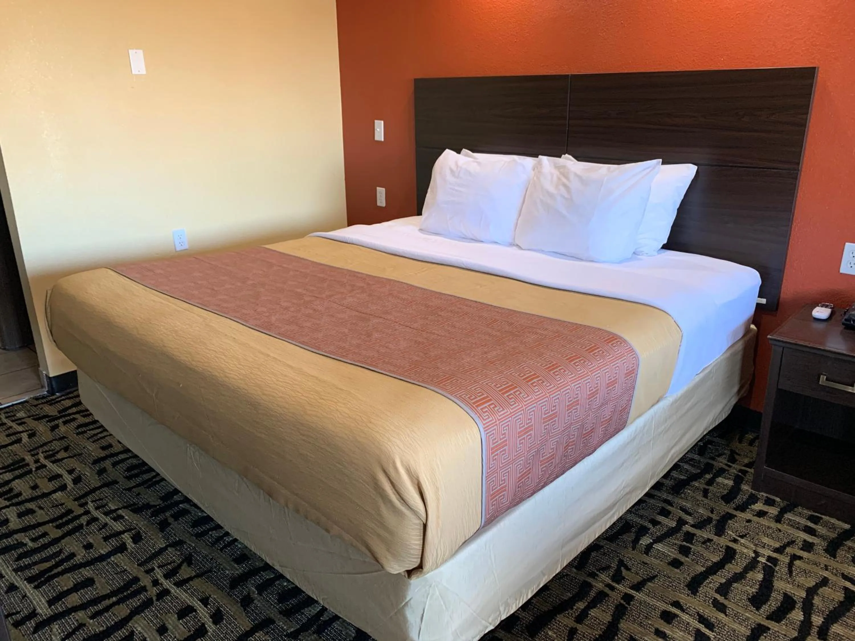 Bedroom, Bed in Journey Inn Marion